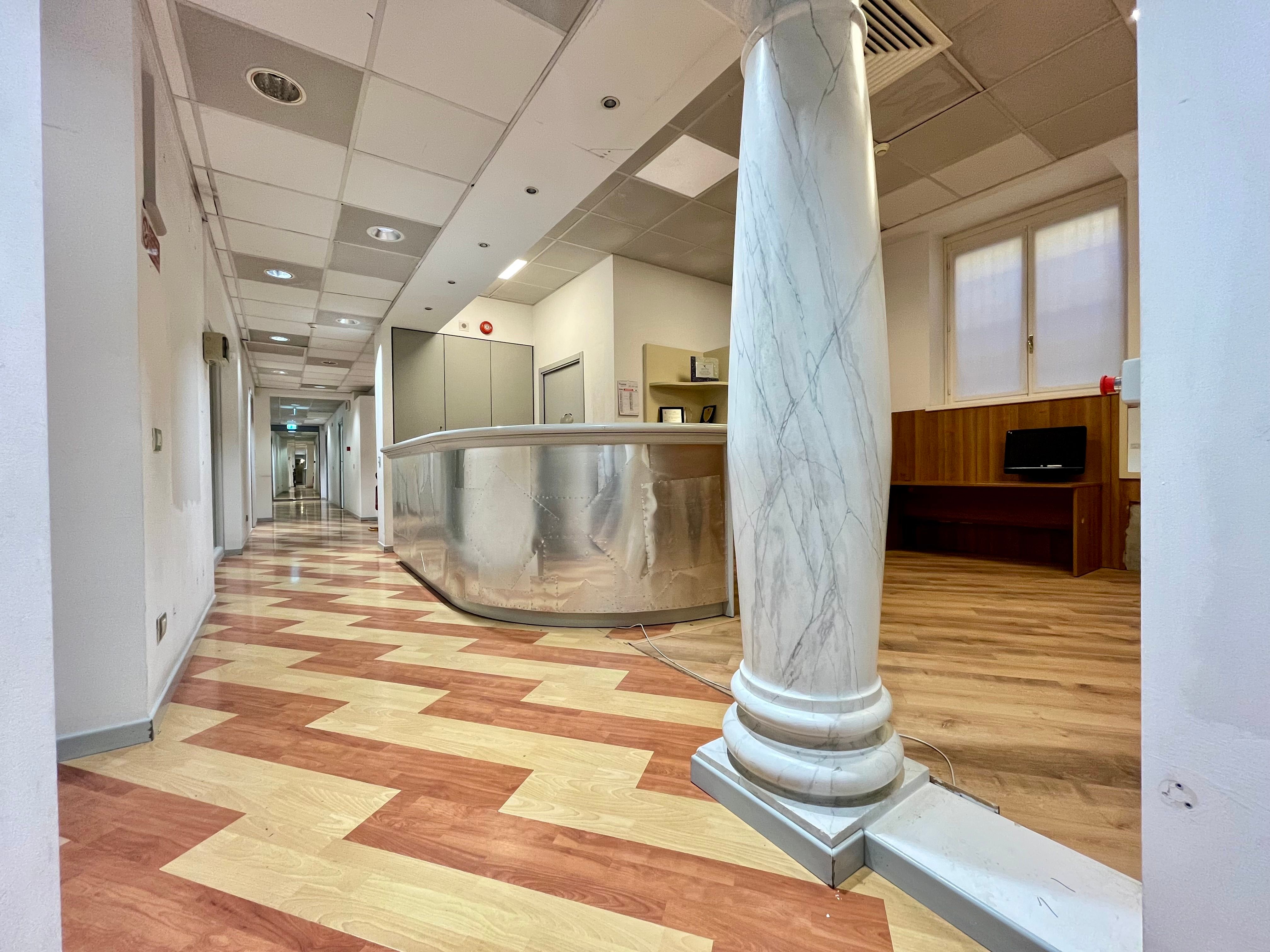 reception, bancone, corridoio, colona, finestre