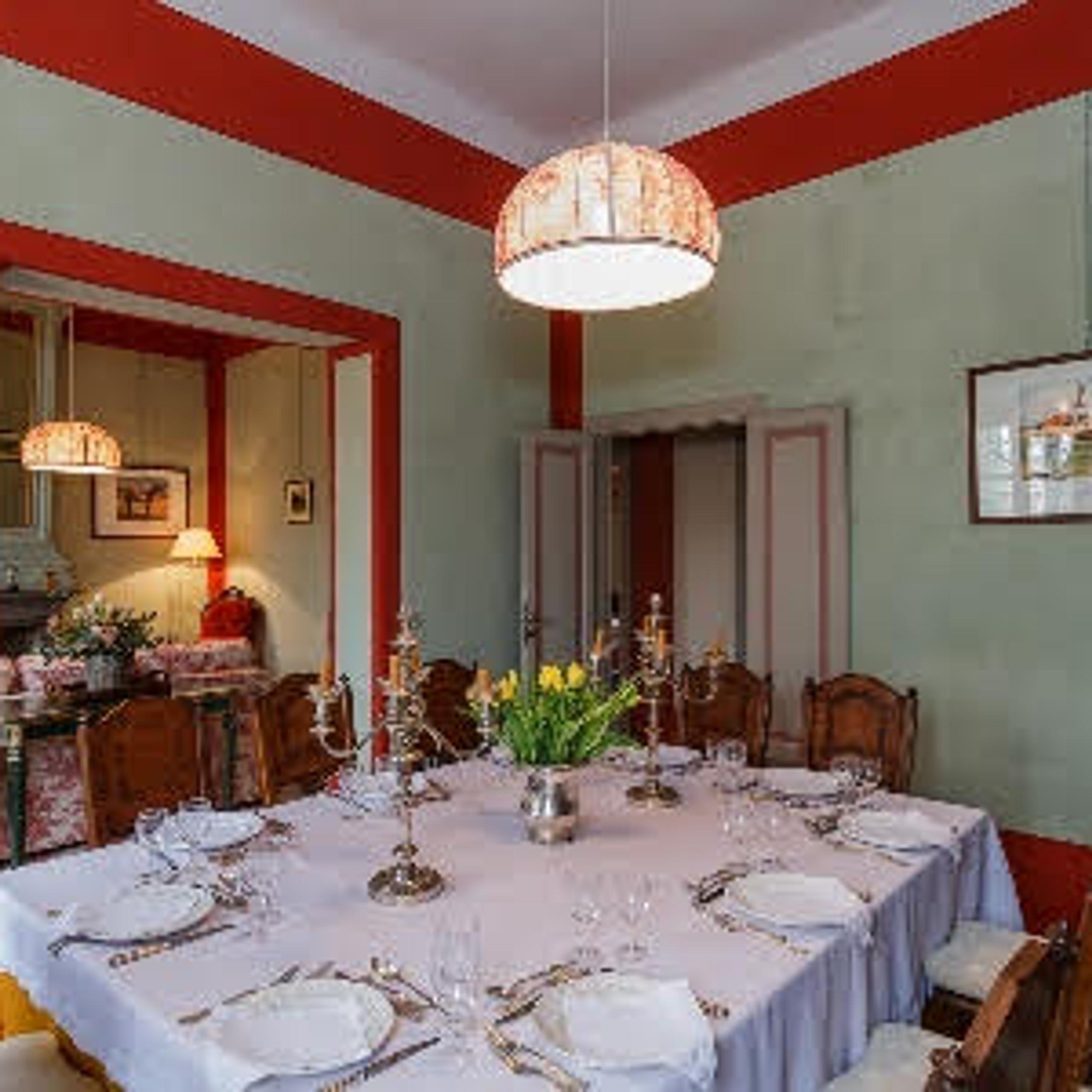 dinig room, chairs, plates, lamps, paintings