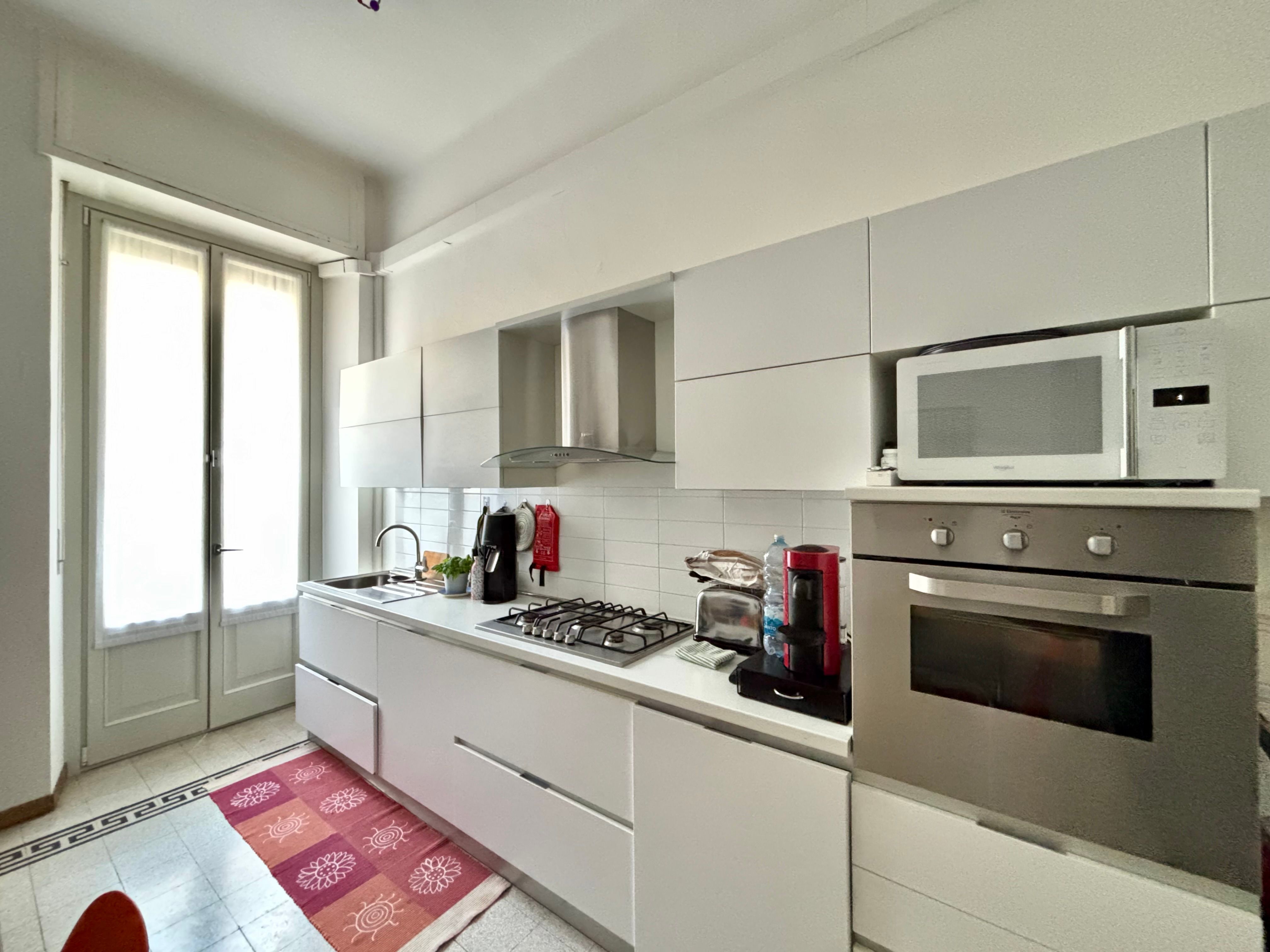 kitchen, oven, burners, windowed door, sink, dreawers