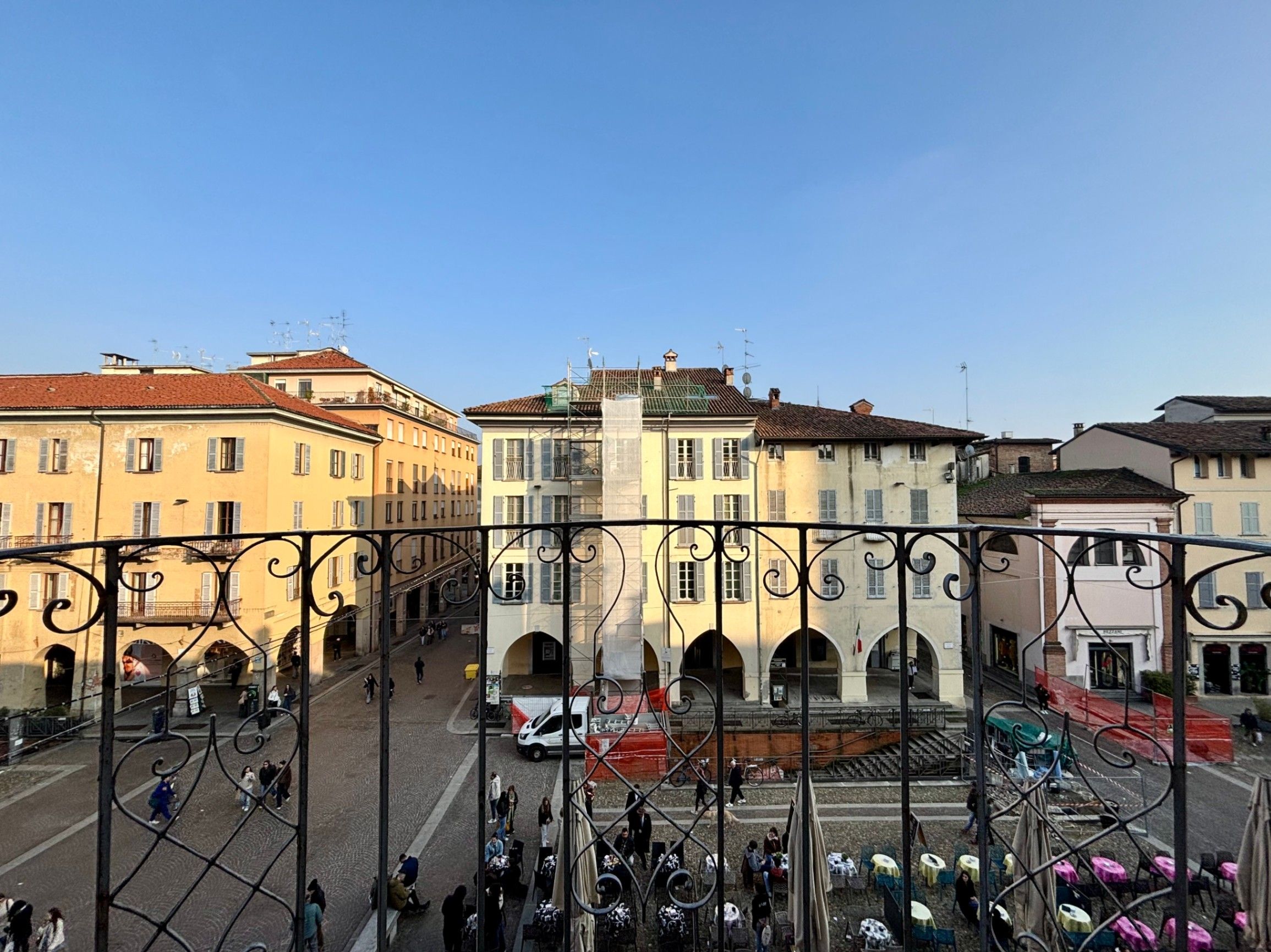 vista su piazza, balcone