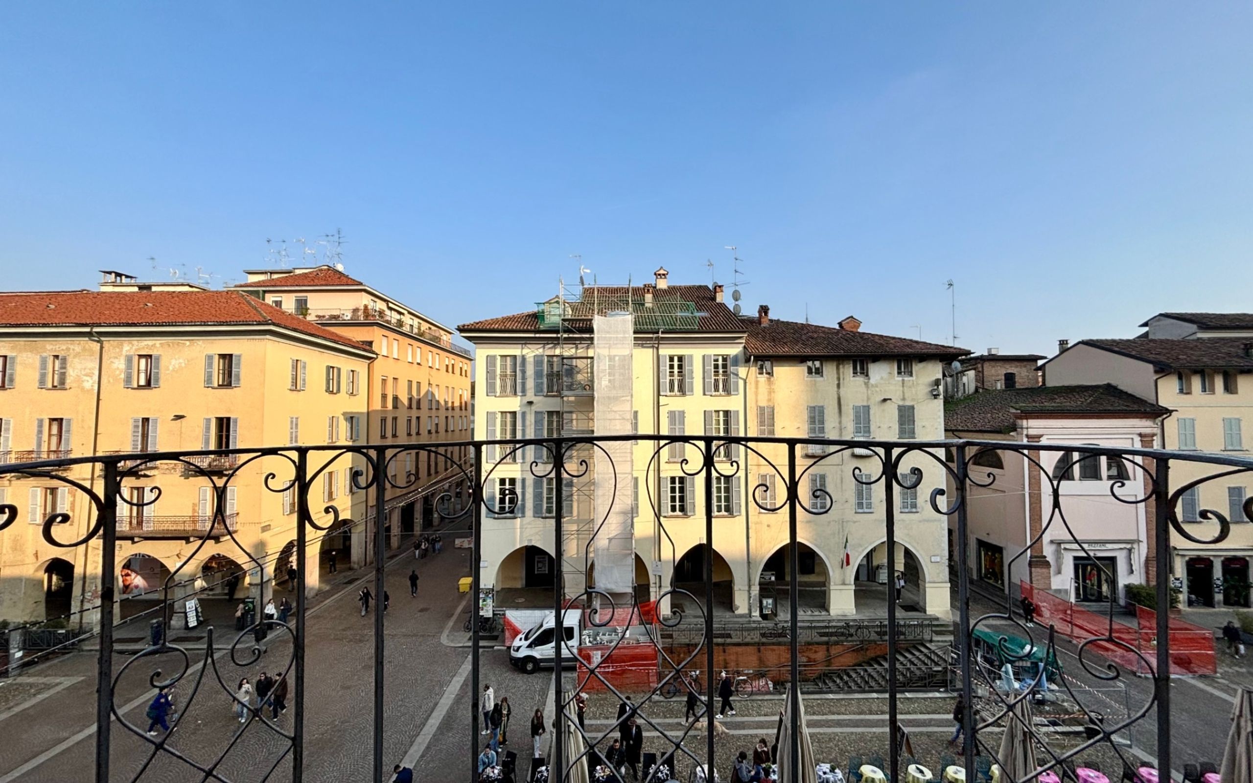 vista su piazza, balcone
