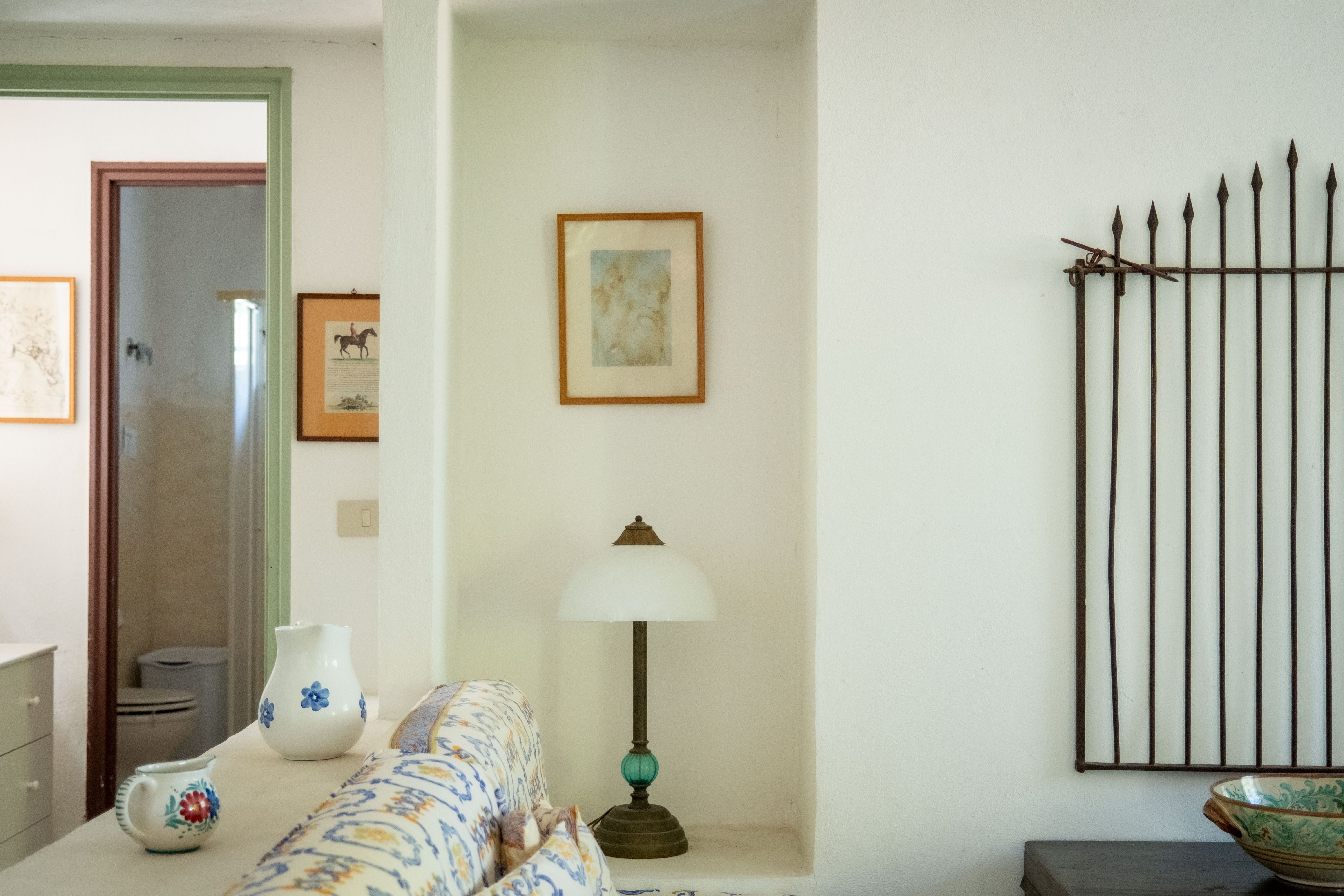 lampada, divano, salotto, porta, quadri, vasi, decorazioni