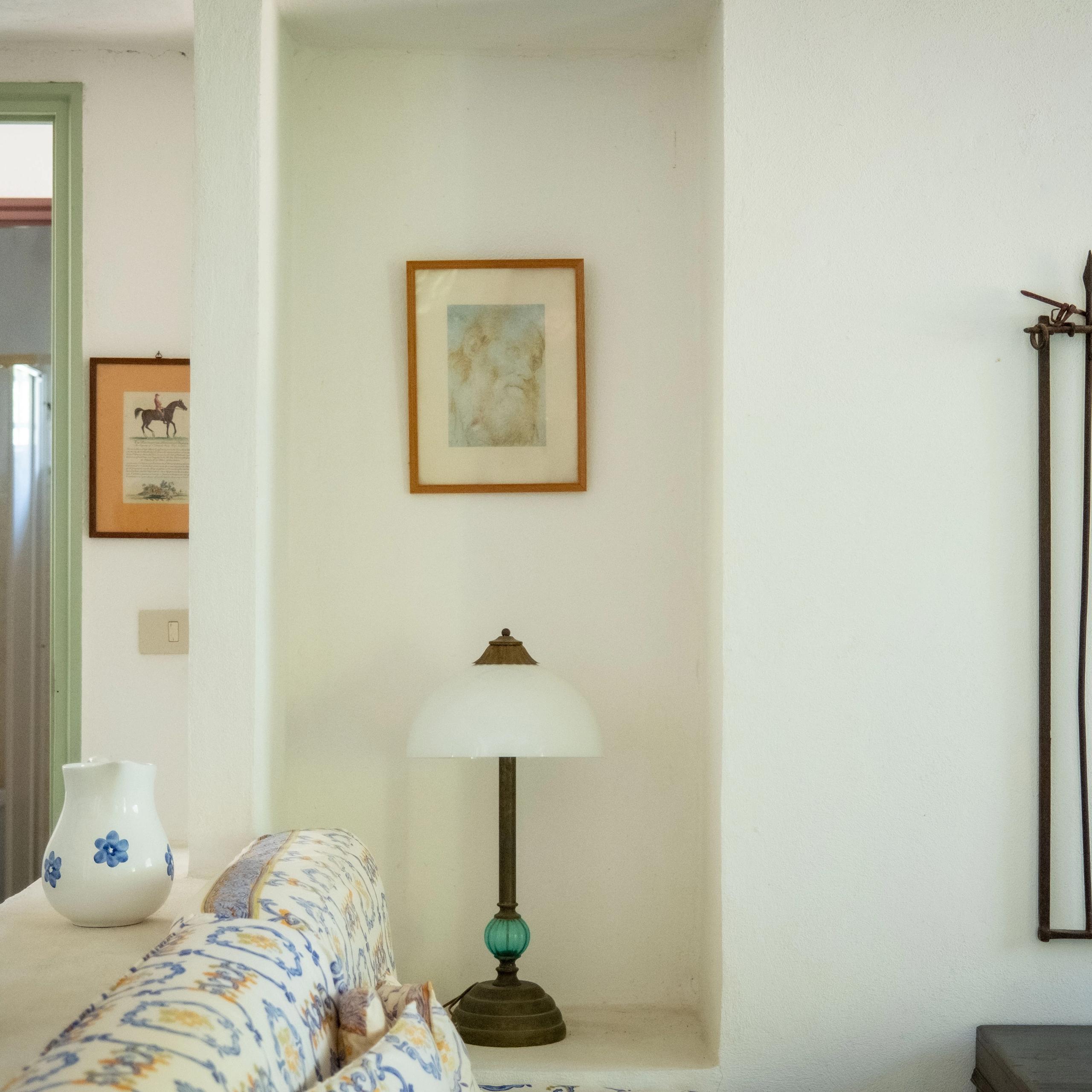 lampada, divano, salotto, porta, quadri, vasi, decorazioni