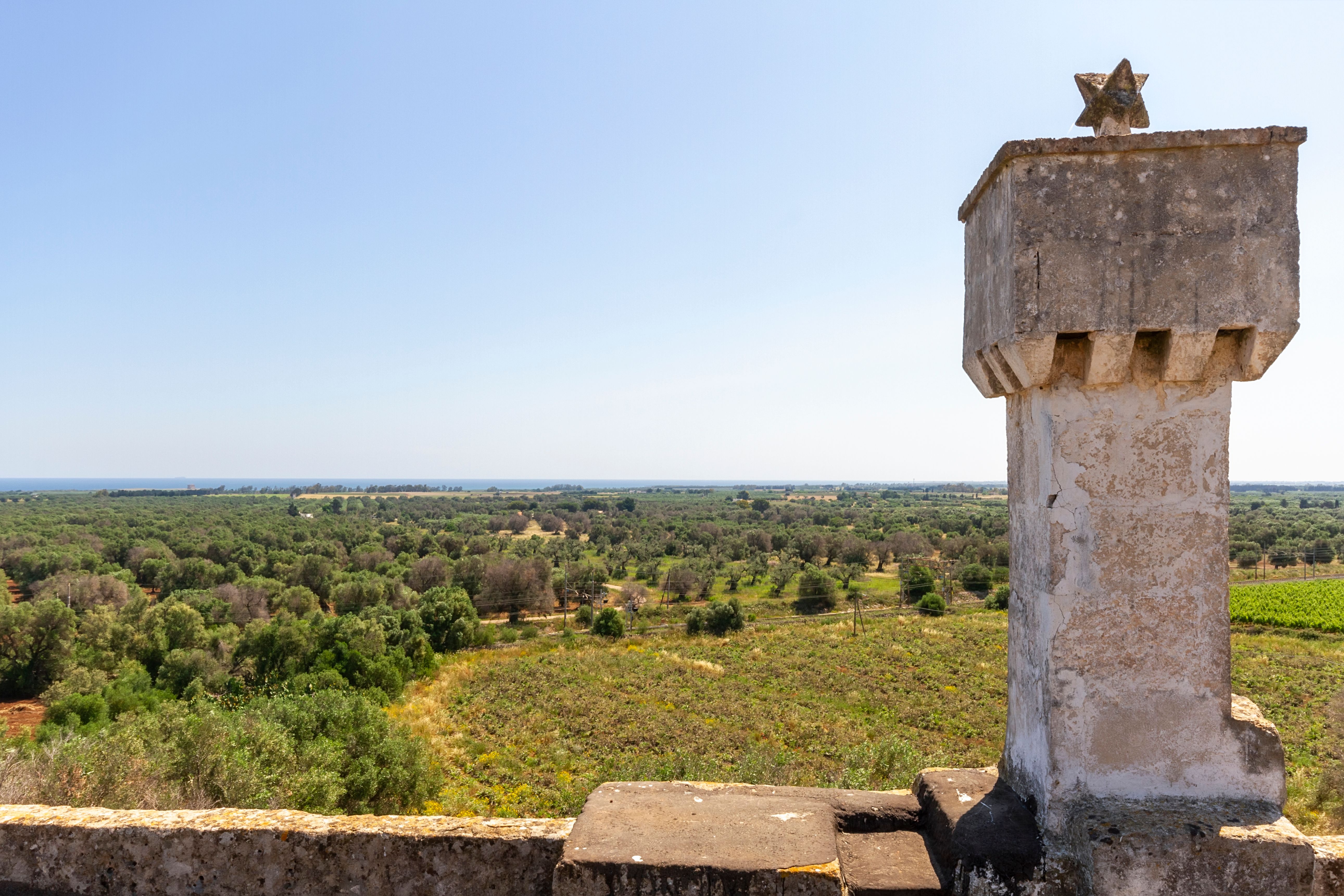 ciel,  torre saracena affacciata su grande distesa di terreno, uliveti