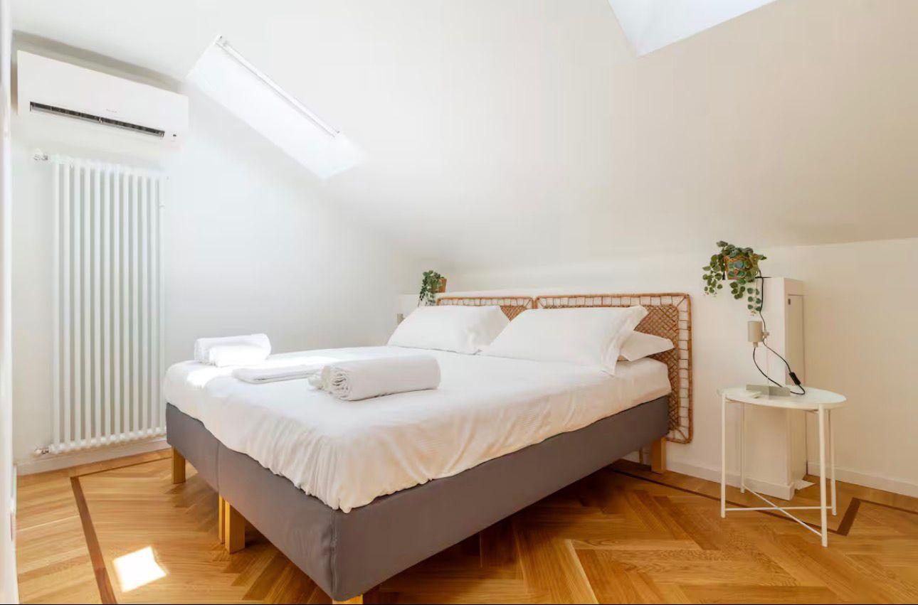 letto, comodino, cuscini, aria condizionata, termosifone