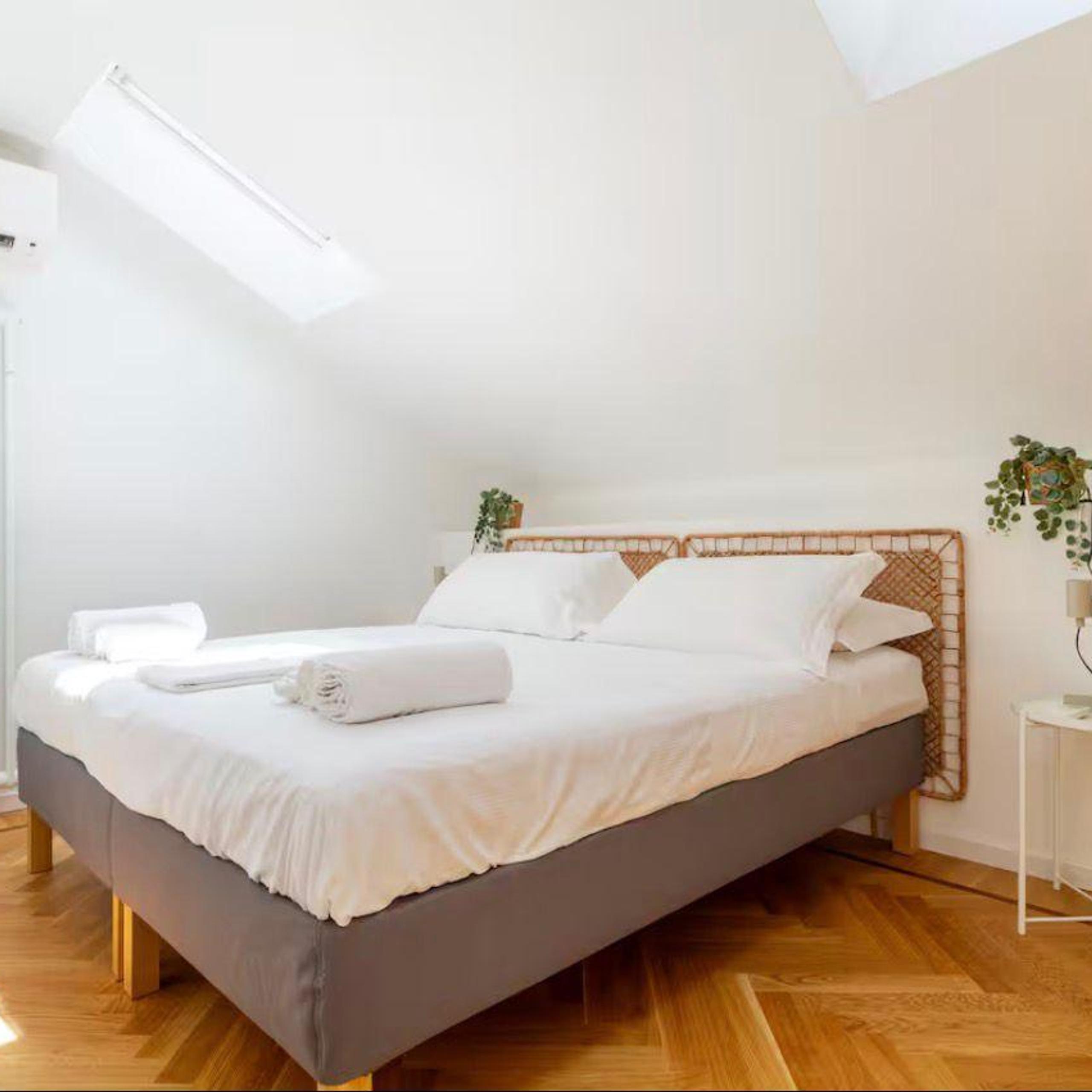 letto, comodino, cuscini, aria condizionata, termosifone