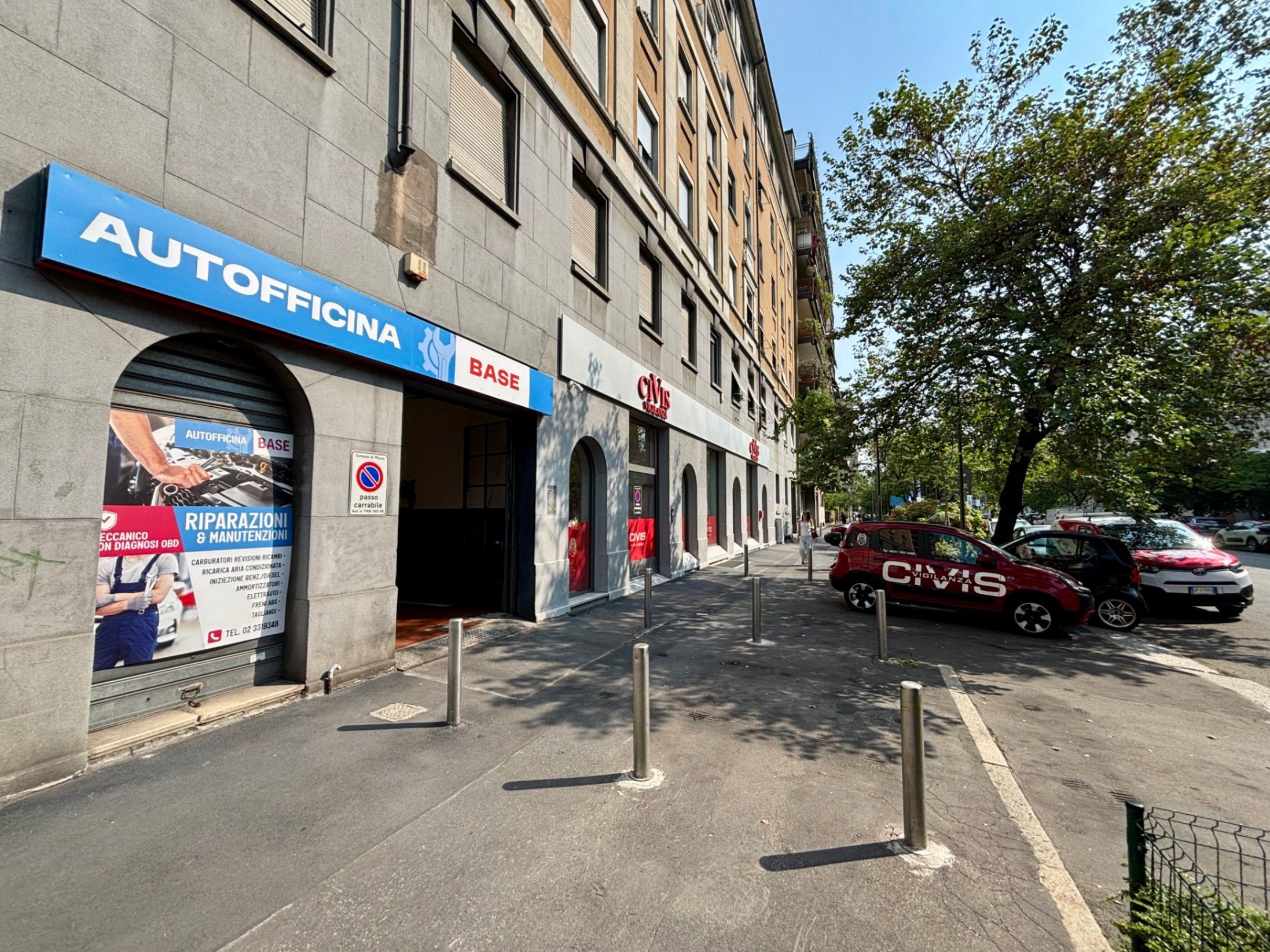 marciapiede, palazzo, finestre, piante