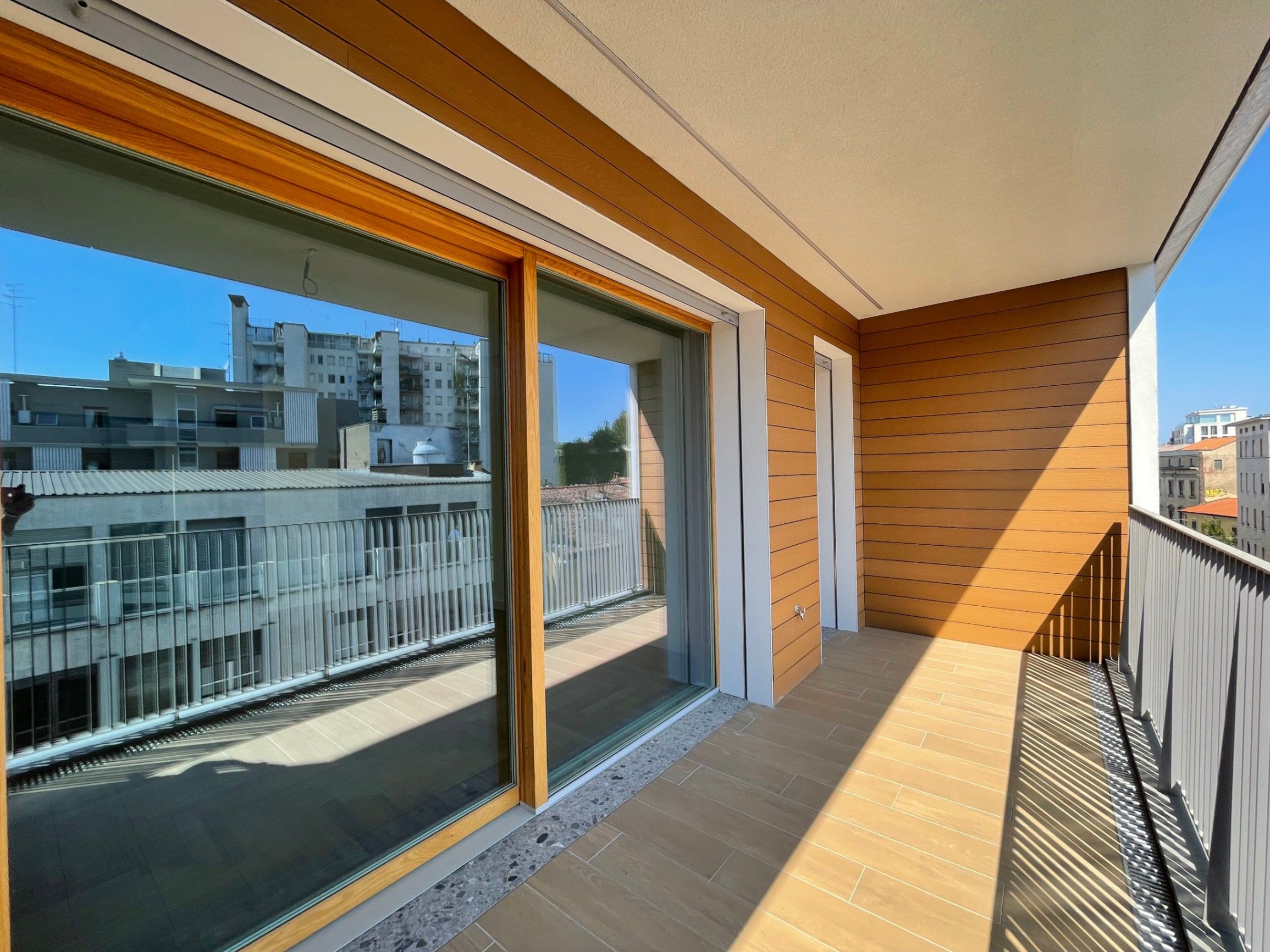 balcone a loggia, vetrata, riflesso con edifici, cielo