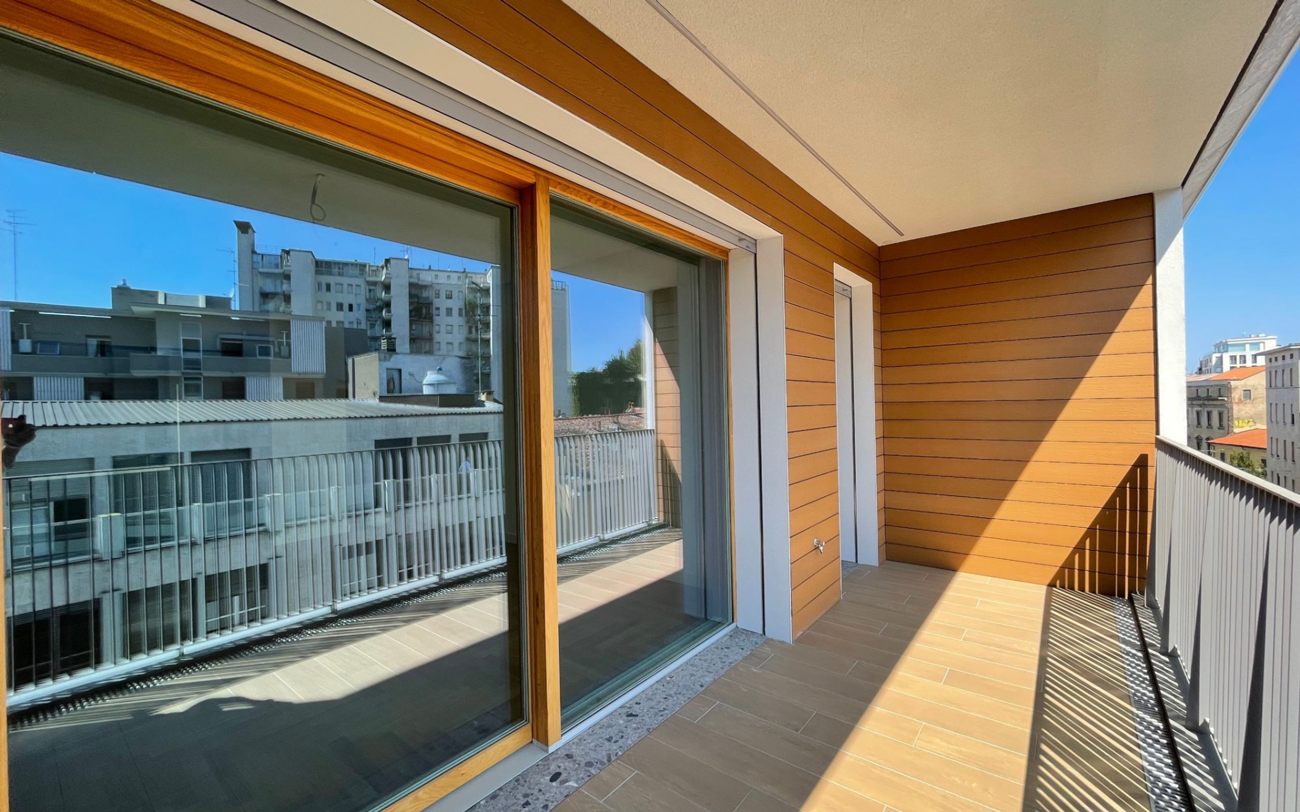 balcone a loggia, vetrata, riflesso con edifici, cielo