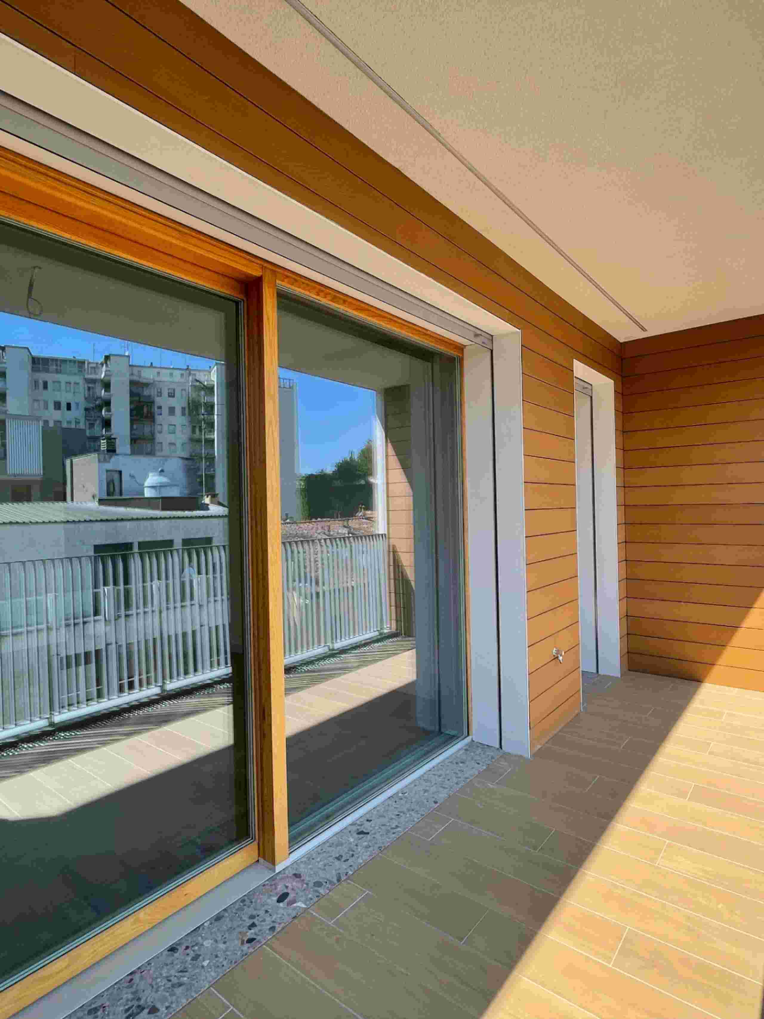 balcone a loggia, vetrata, riflesso con edifici, cielo