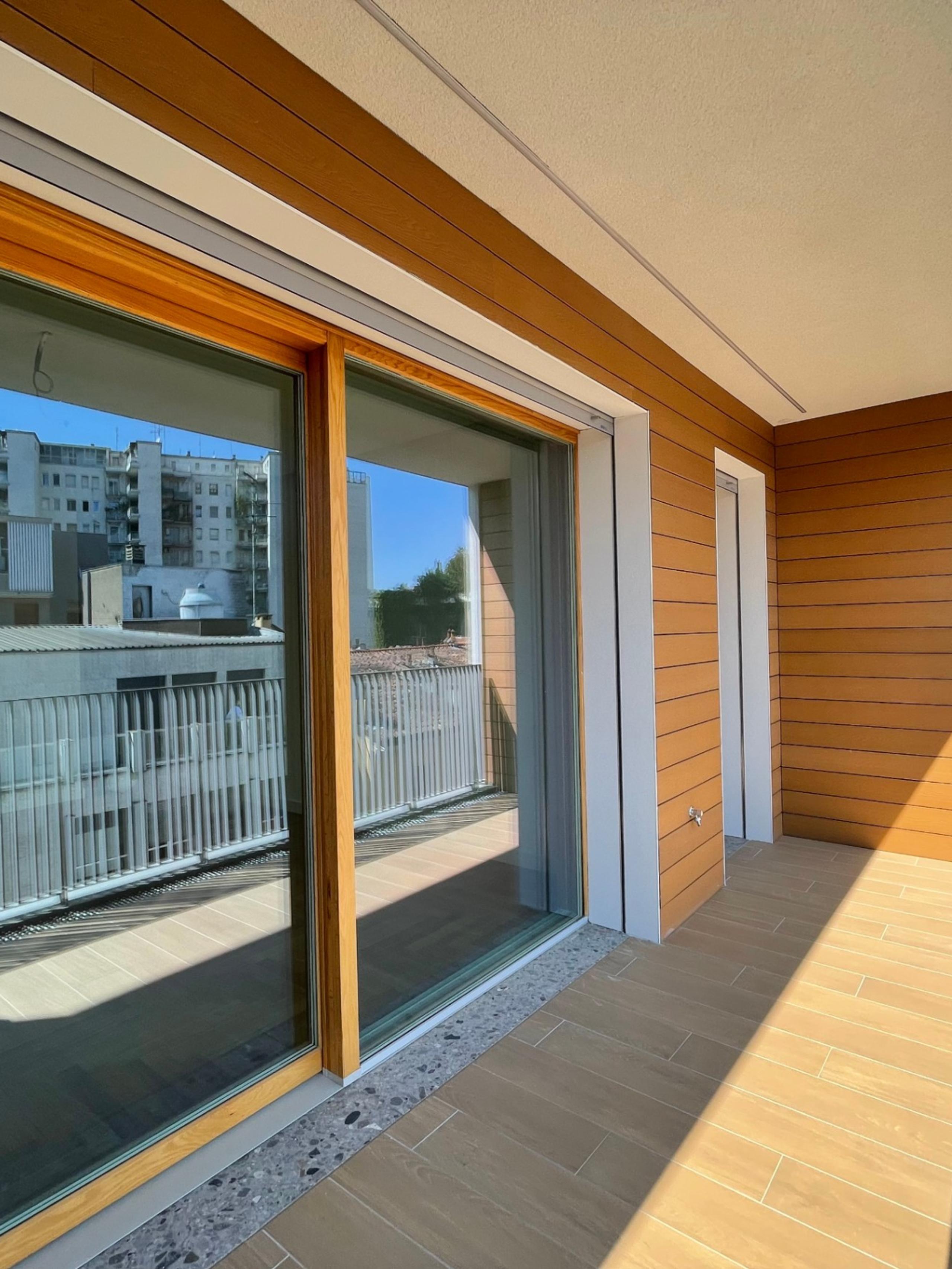 balcone a loggia, vetrata, riflesso con edifici, cielo