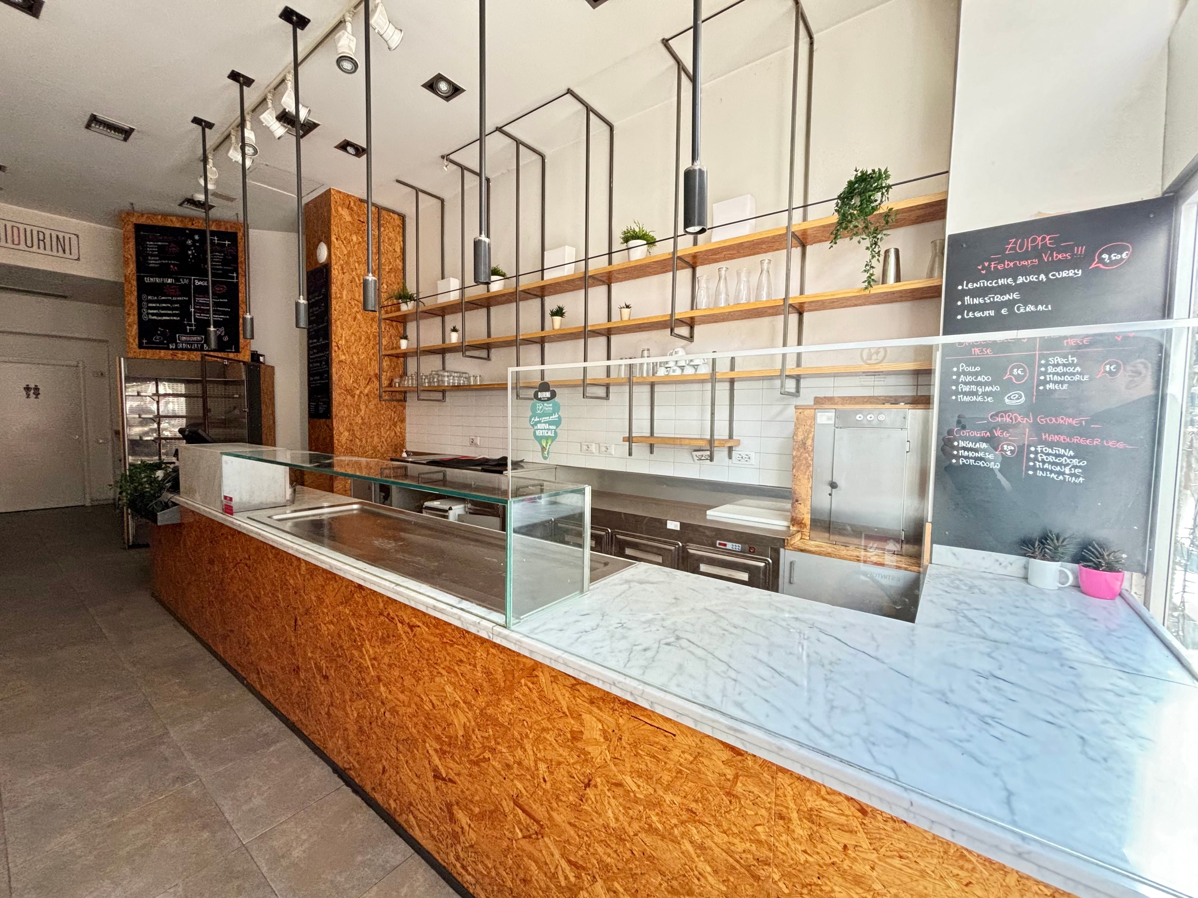 interno bar, con bancone, luci, libreria