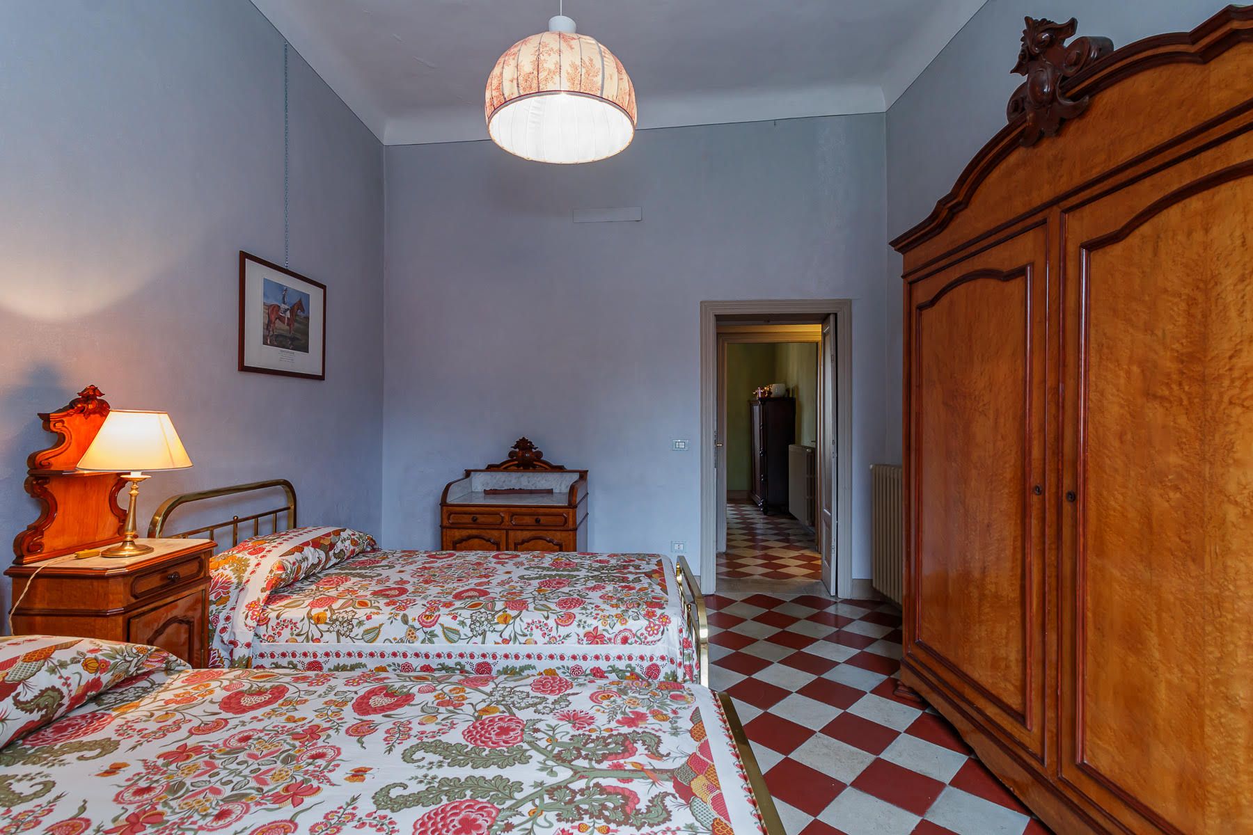bedroom, beds, pillows, closet, bedside table, lamps