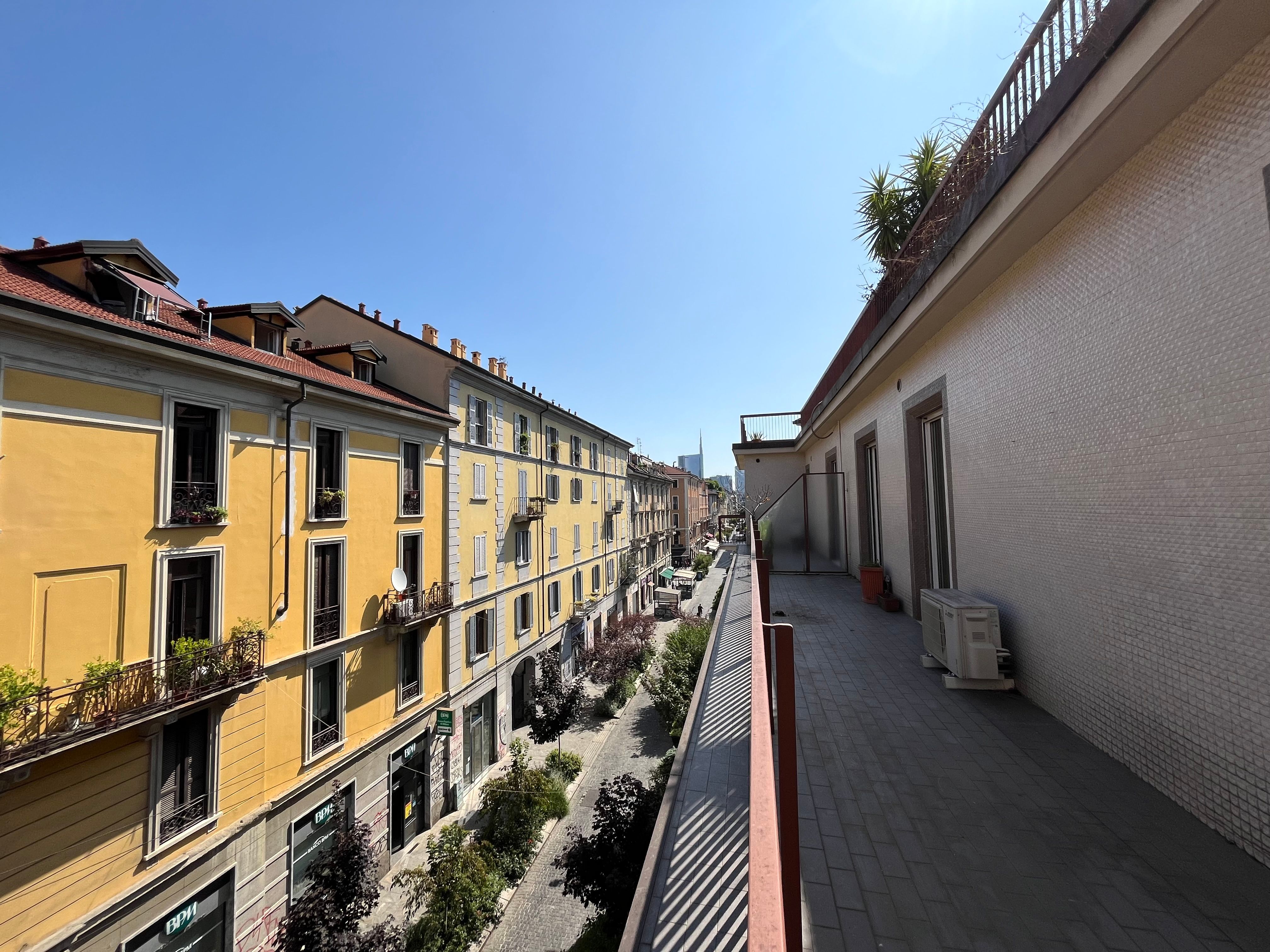 terrazzo con affaccio su via, edifici con finestre e balconi