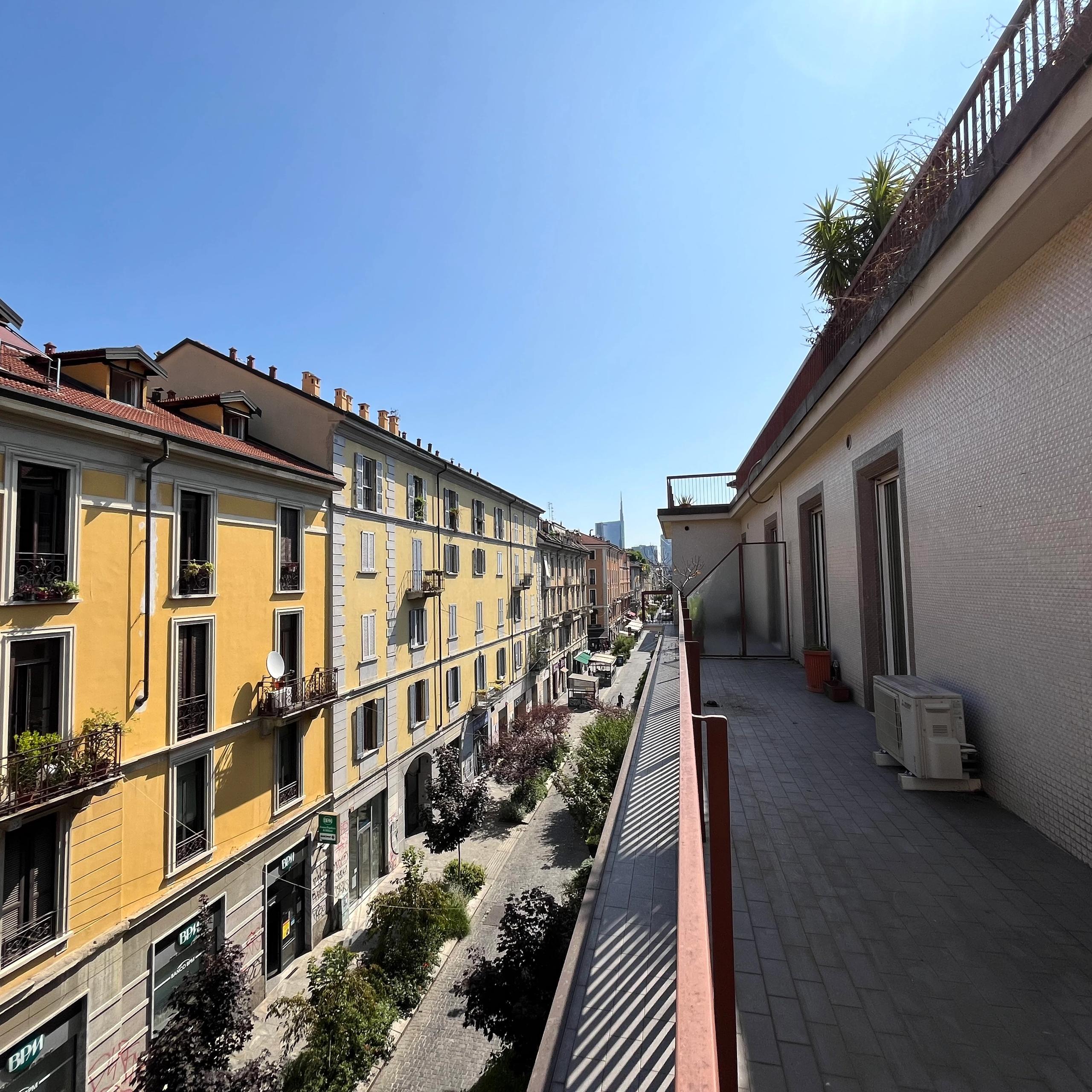 terrazzo con affaccio su via, edifici con finestre e balconi