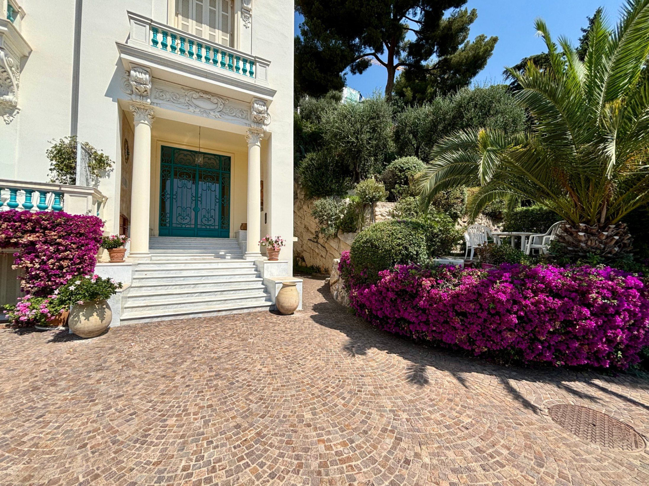 ingresso, scalini, balcone, colonne corinzie, piante, giardino, vasi