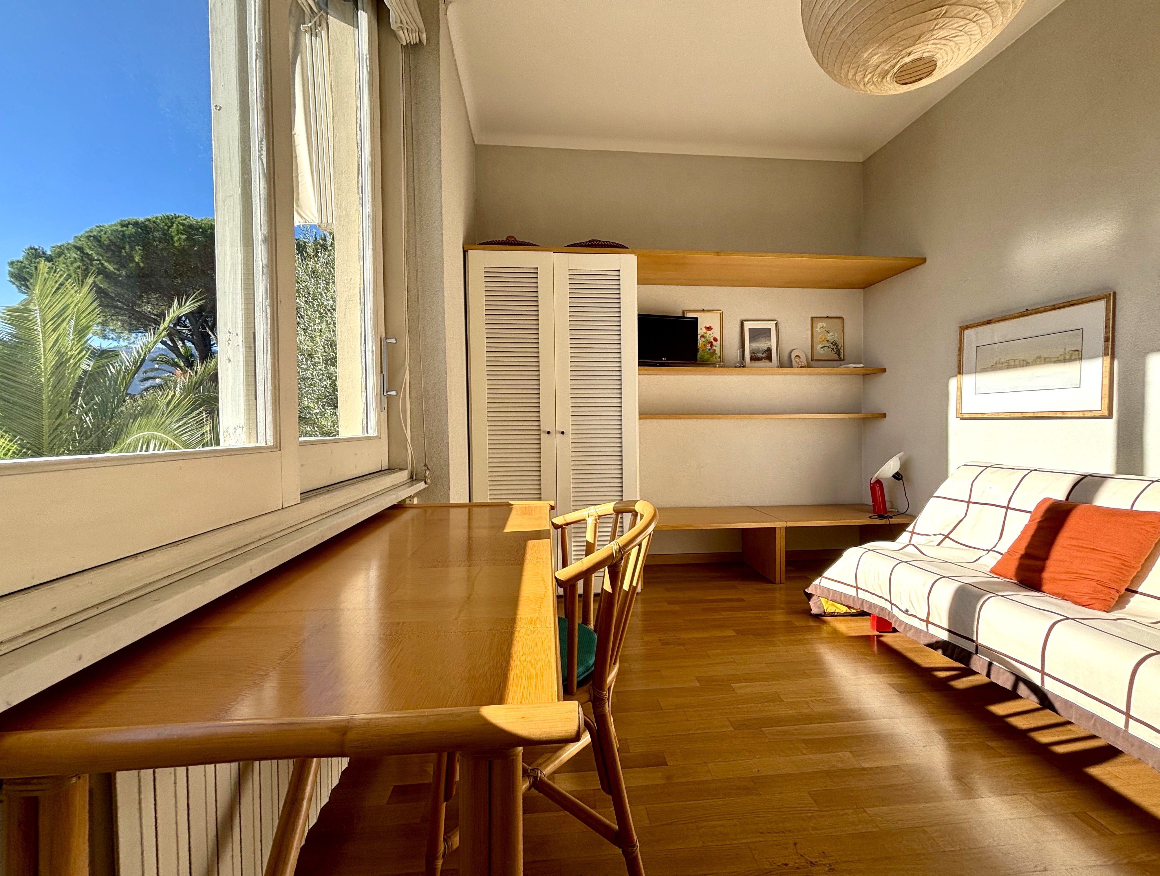 Camera da letto, divano, scrivania, finestra, cielo, piante, libreria