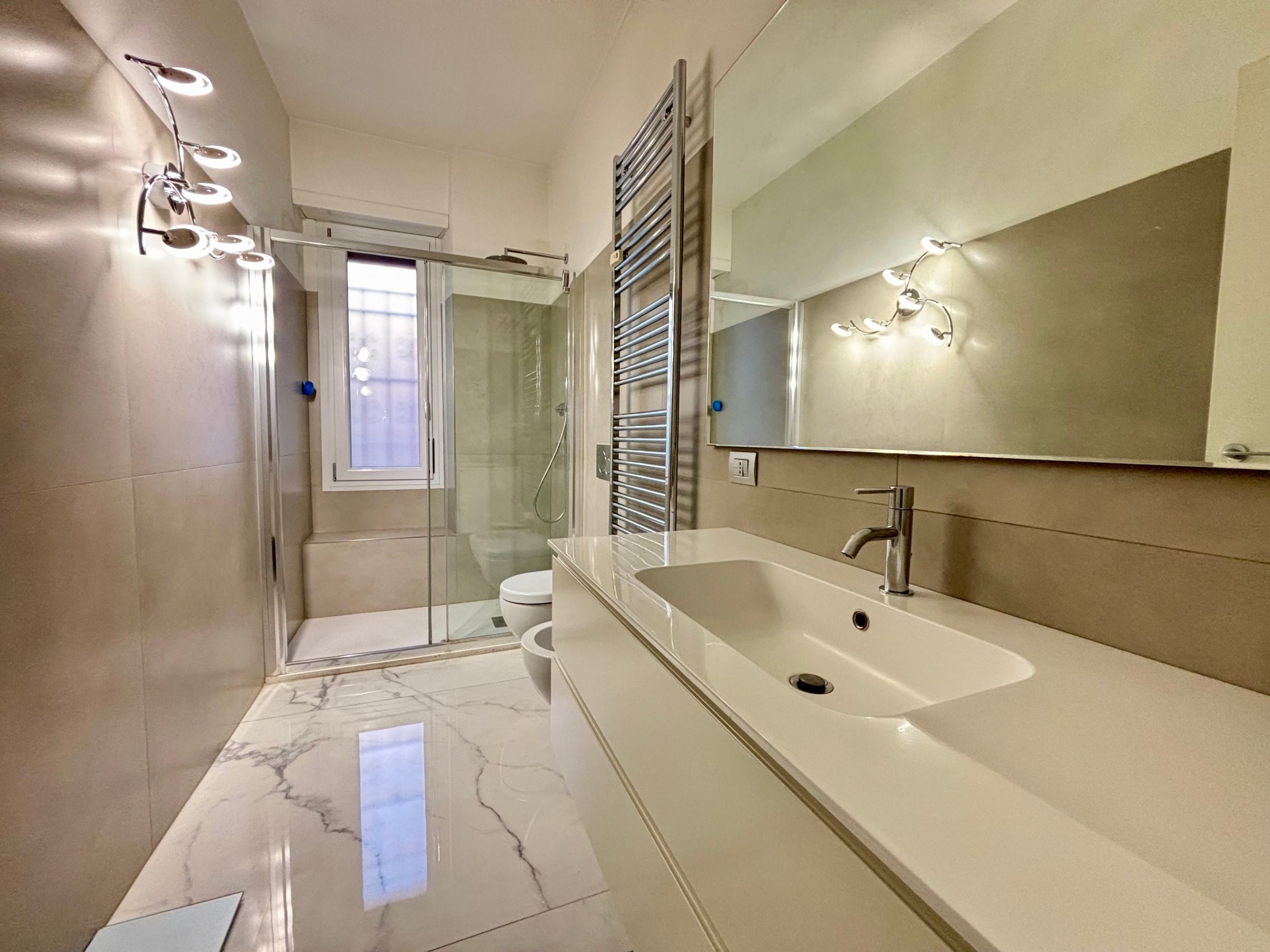 bagno con finestra, lavandino e doccia