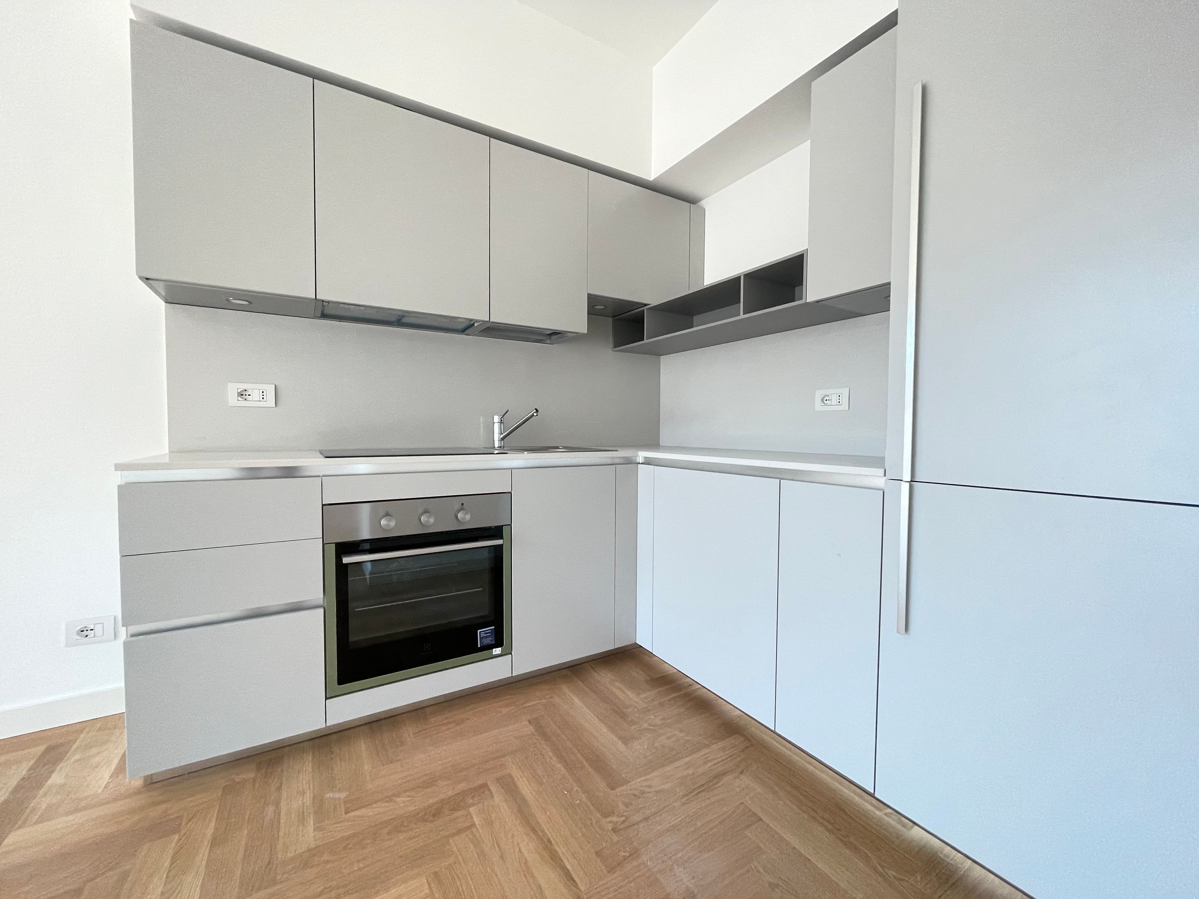 cucina, forno, lavandino, frigo, pavimento in parquet