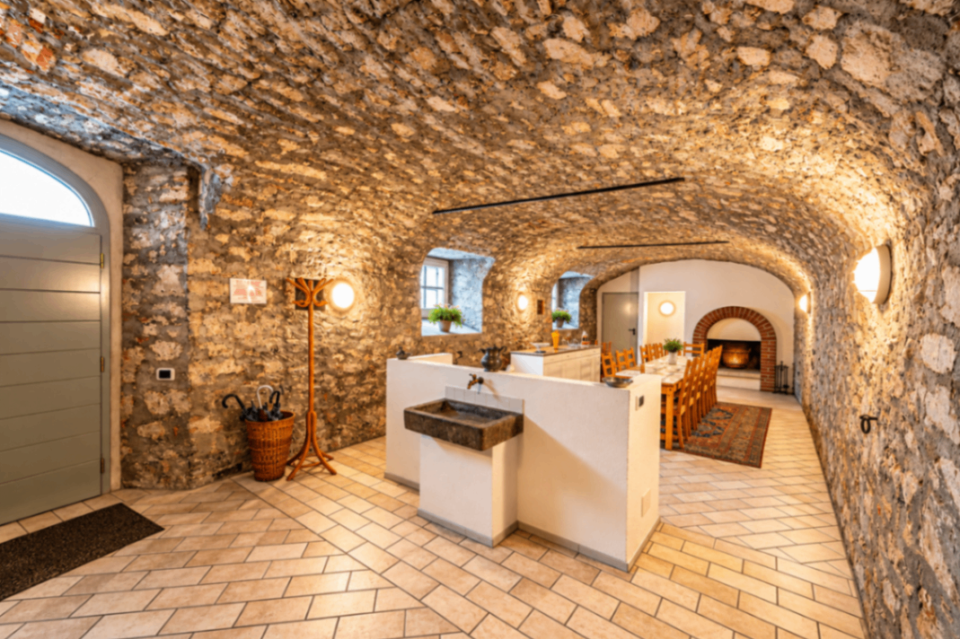 Stone walls, Kitchen, Dining room, Fireplace, Windows