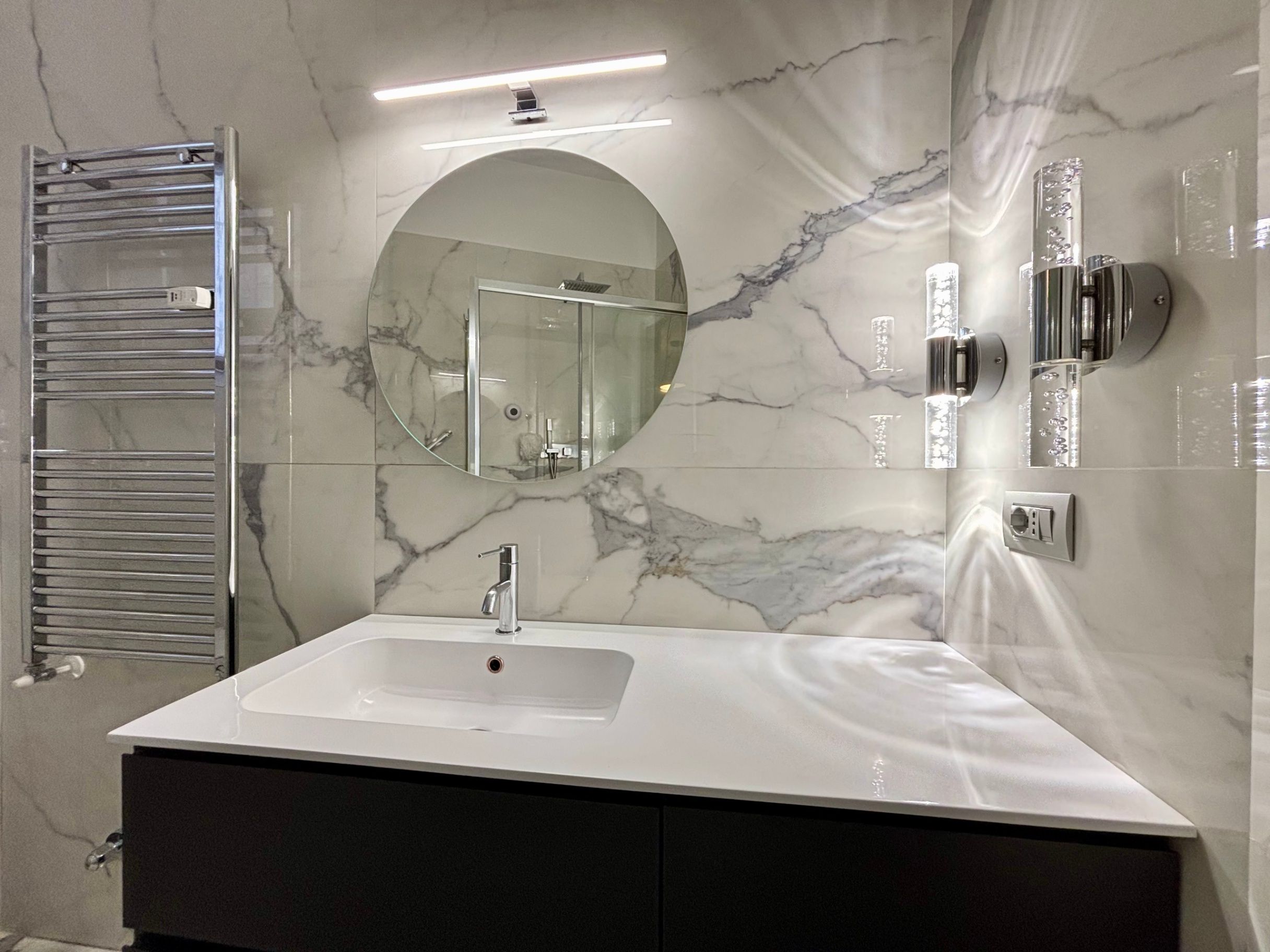 bagno con lavandino e specchio