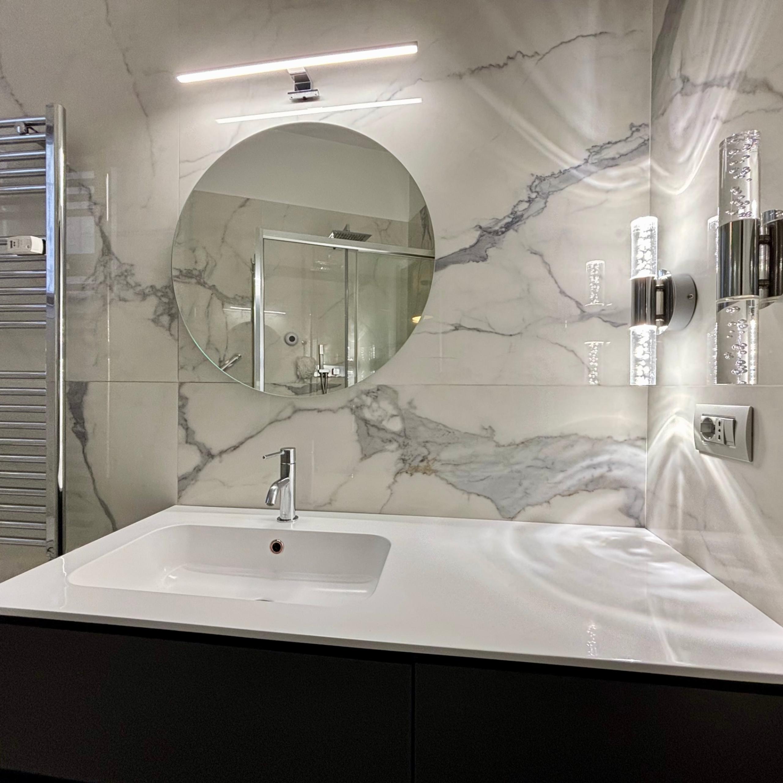 bagno con lavandino e specchio