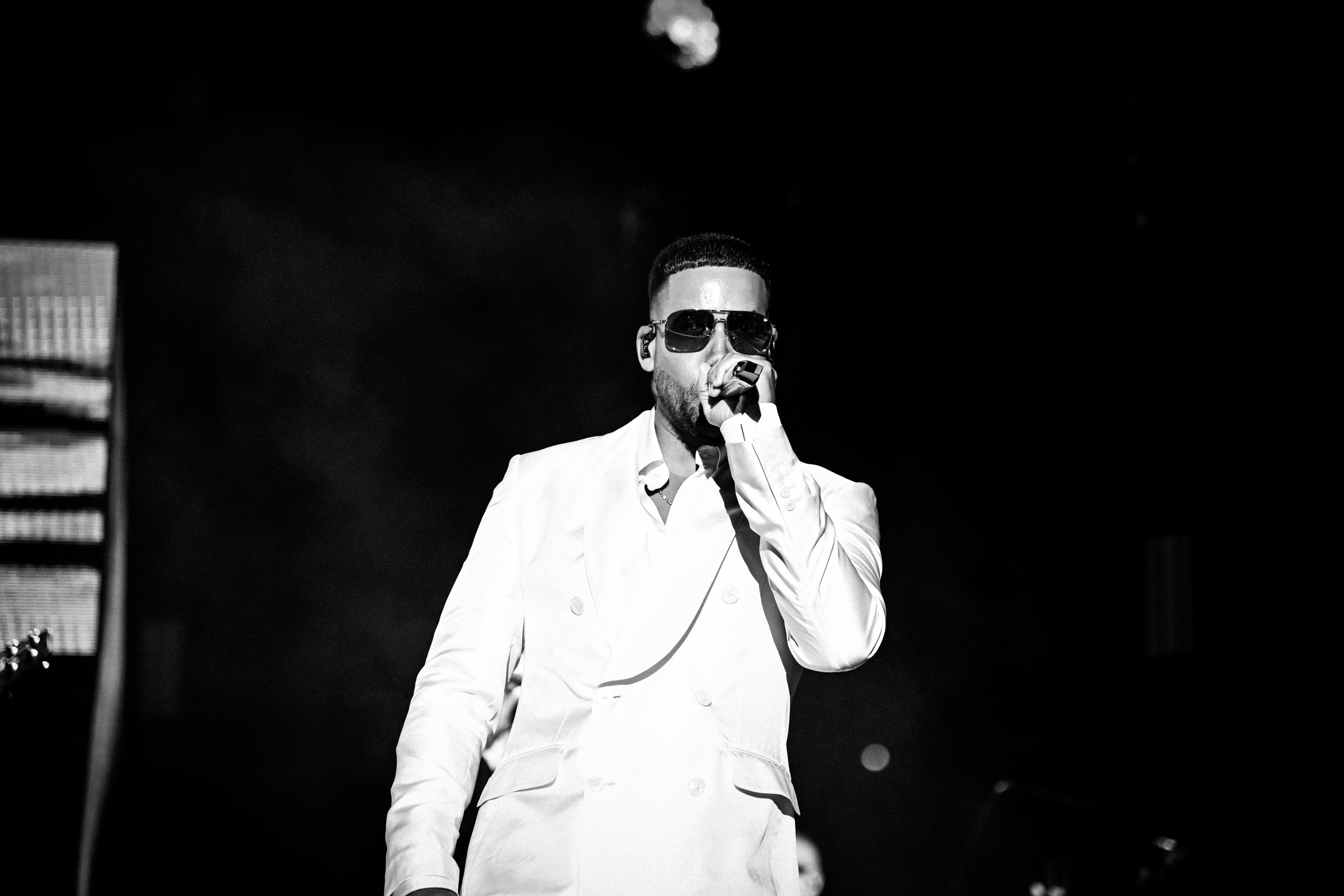 Romeo Santos cantando icónica 2026 (Sevilla)