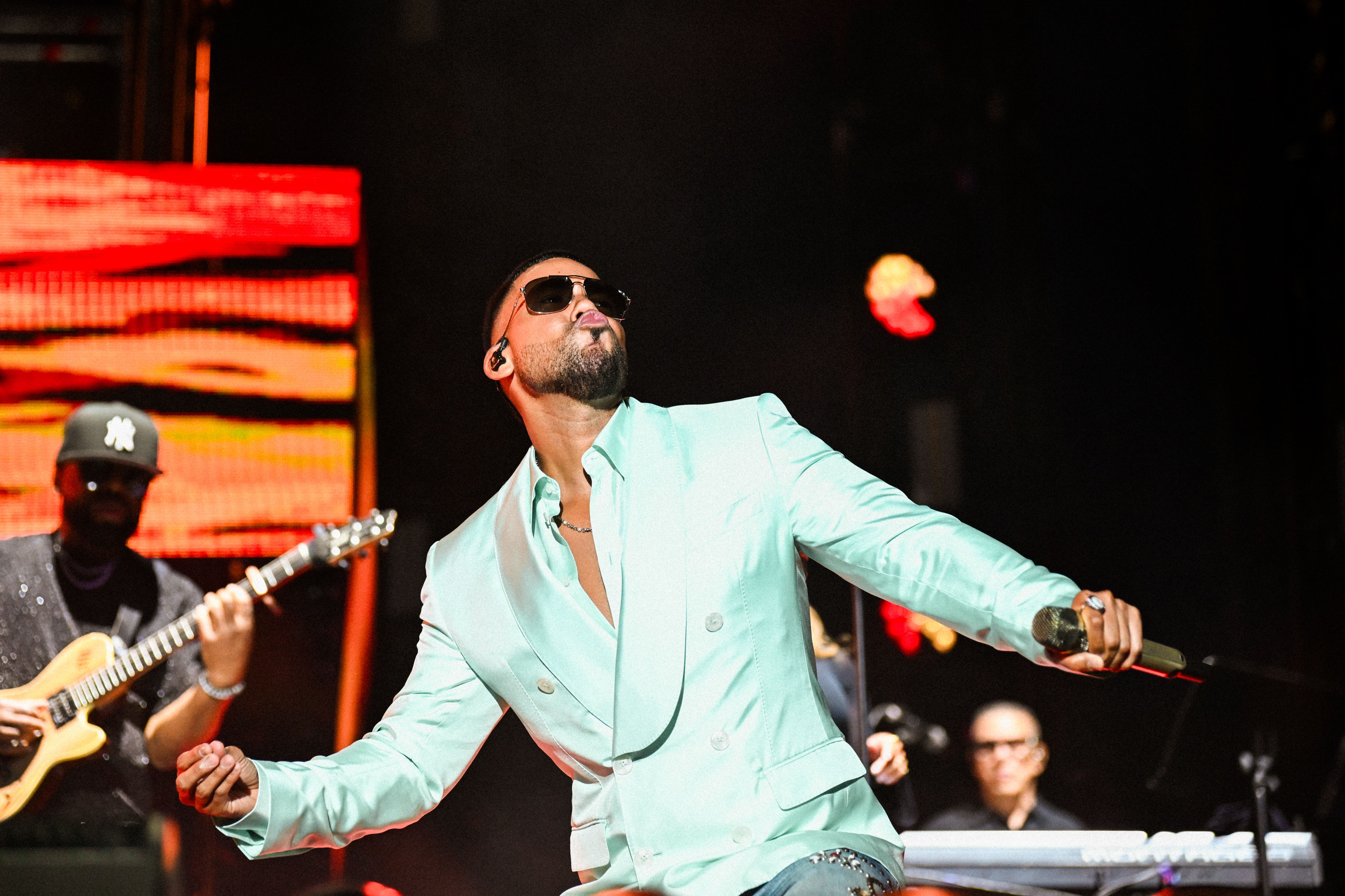 Romeo Santos cantando icónica 2026 (Sevilla)
