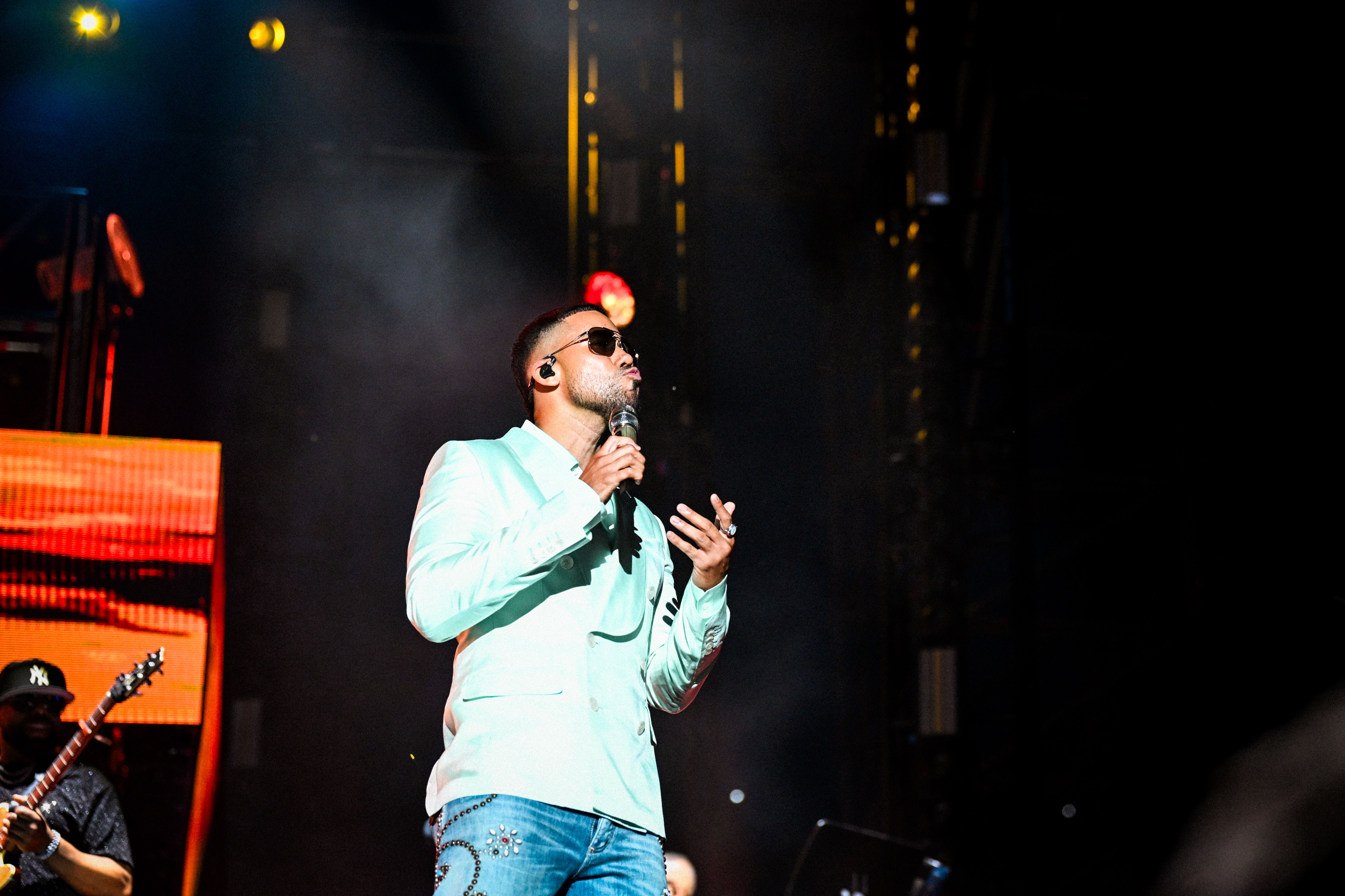 Romeo Santos cantando icónica 2026 (Sevilla)