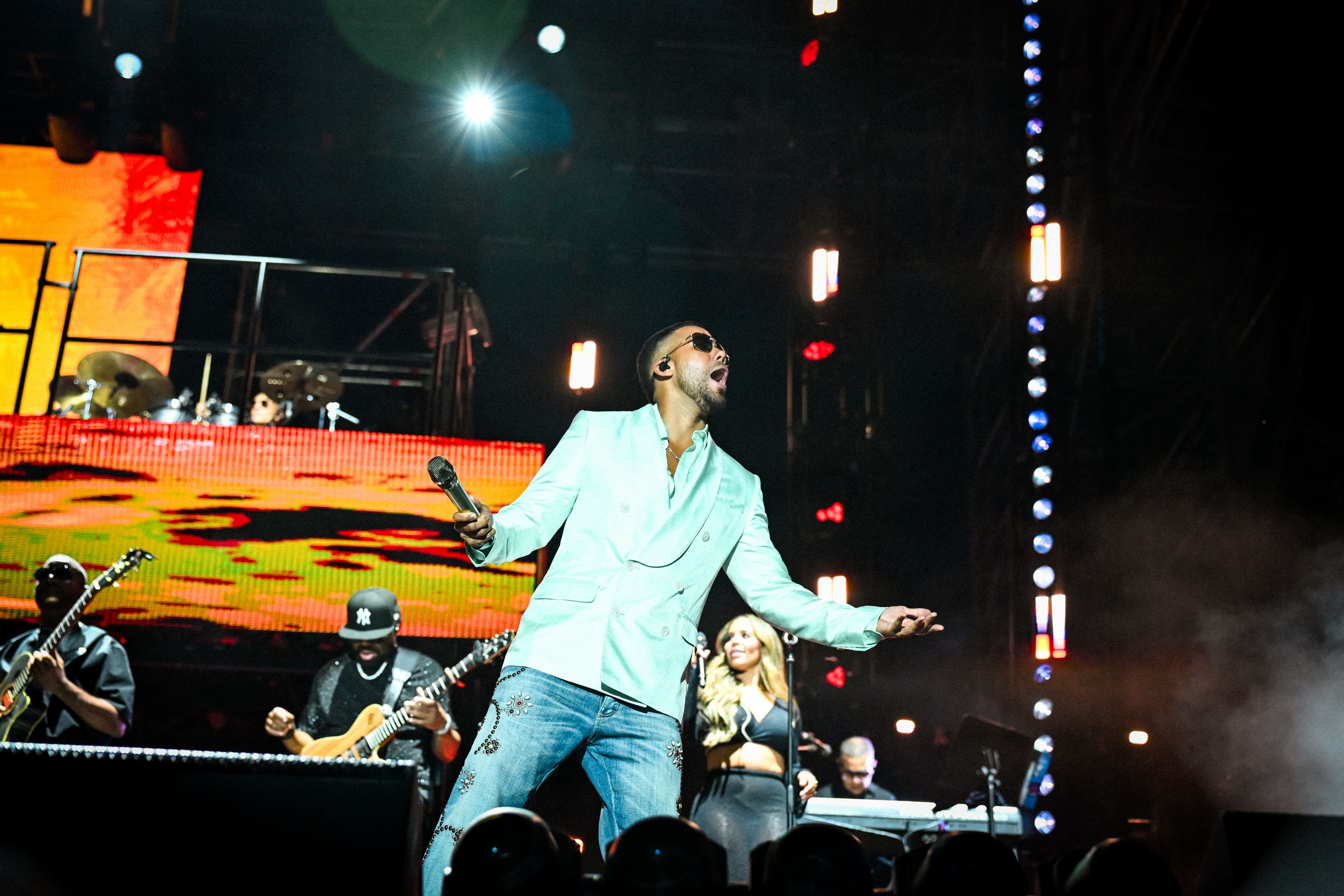 Romeo Santos cantando icónica 2026 (Sevilla)