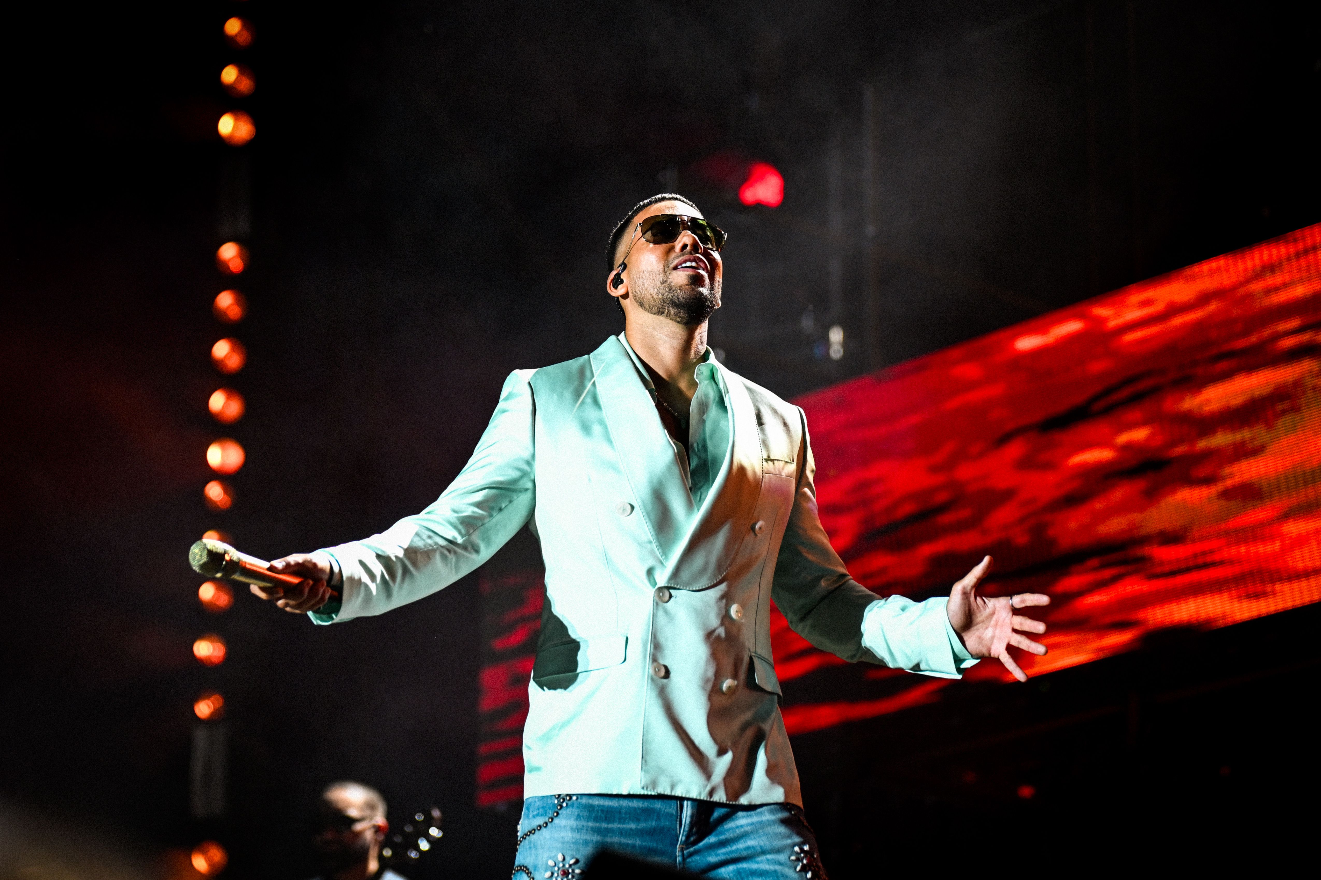 Romeo Santos cantando icónica 2026 (Sevilla)