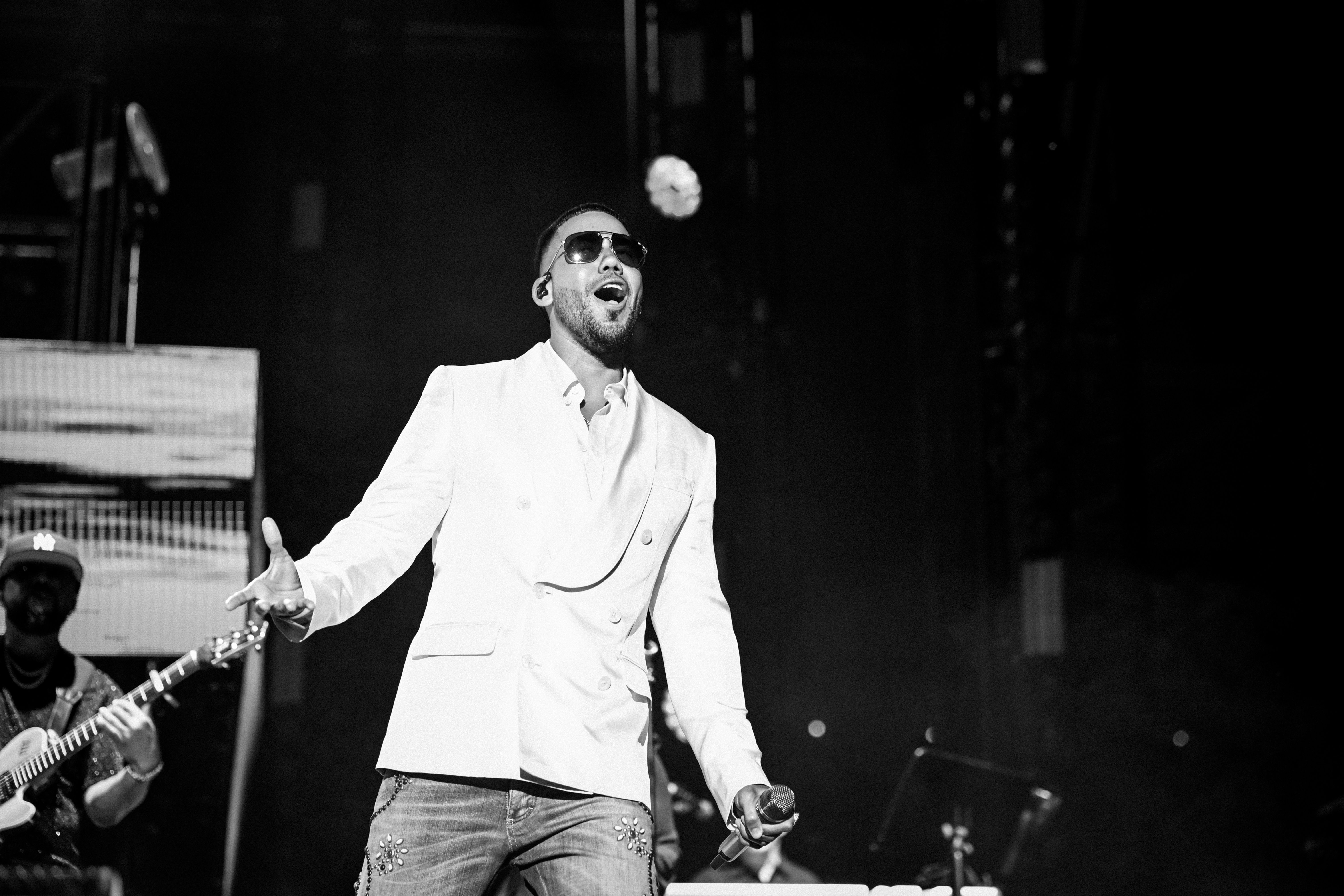Romeo Santos cantando icónica 2026 (Sevilla)