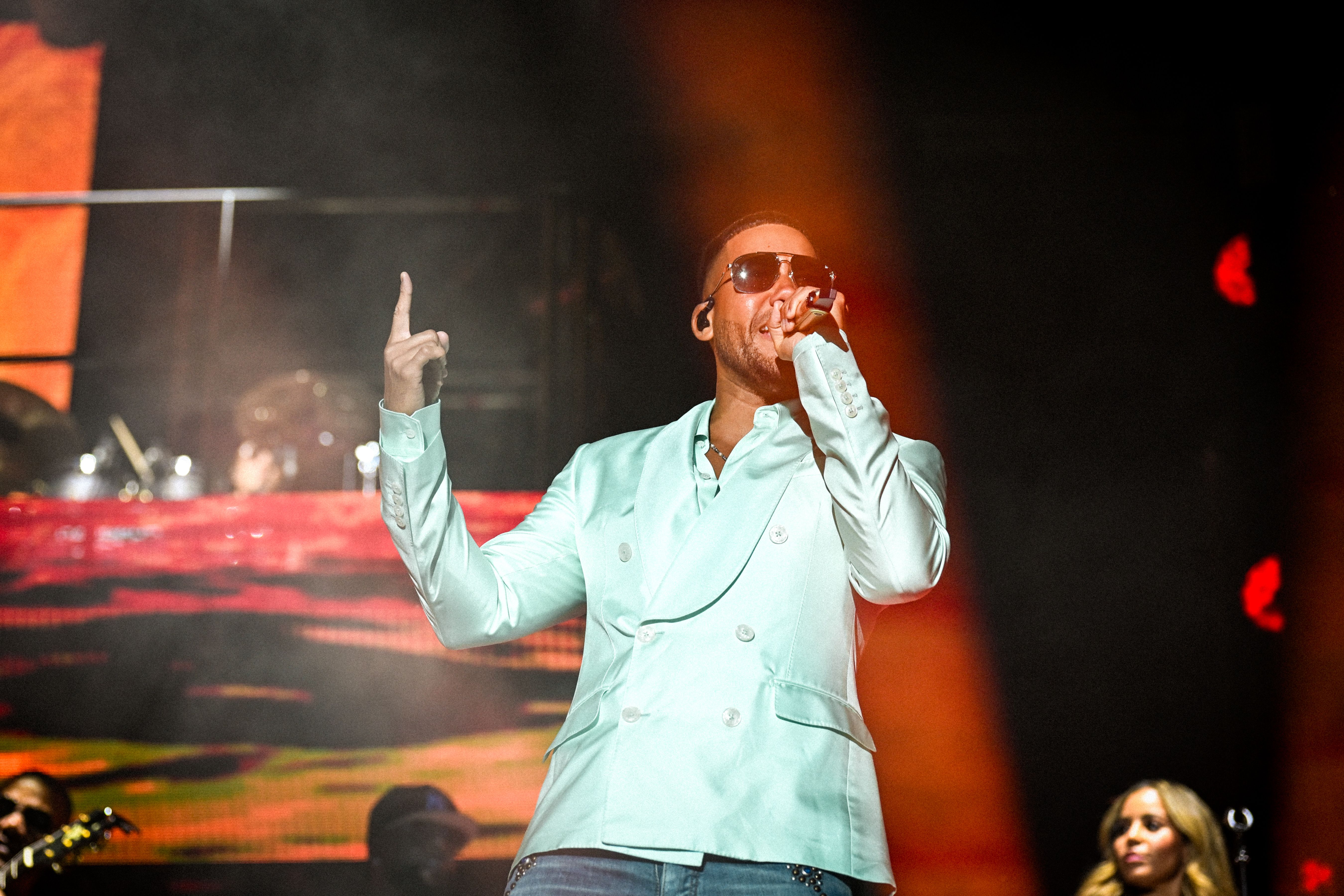Romeo Santos cantando icónica 2026 (Sevilla)