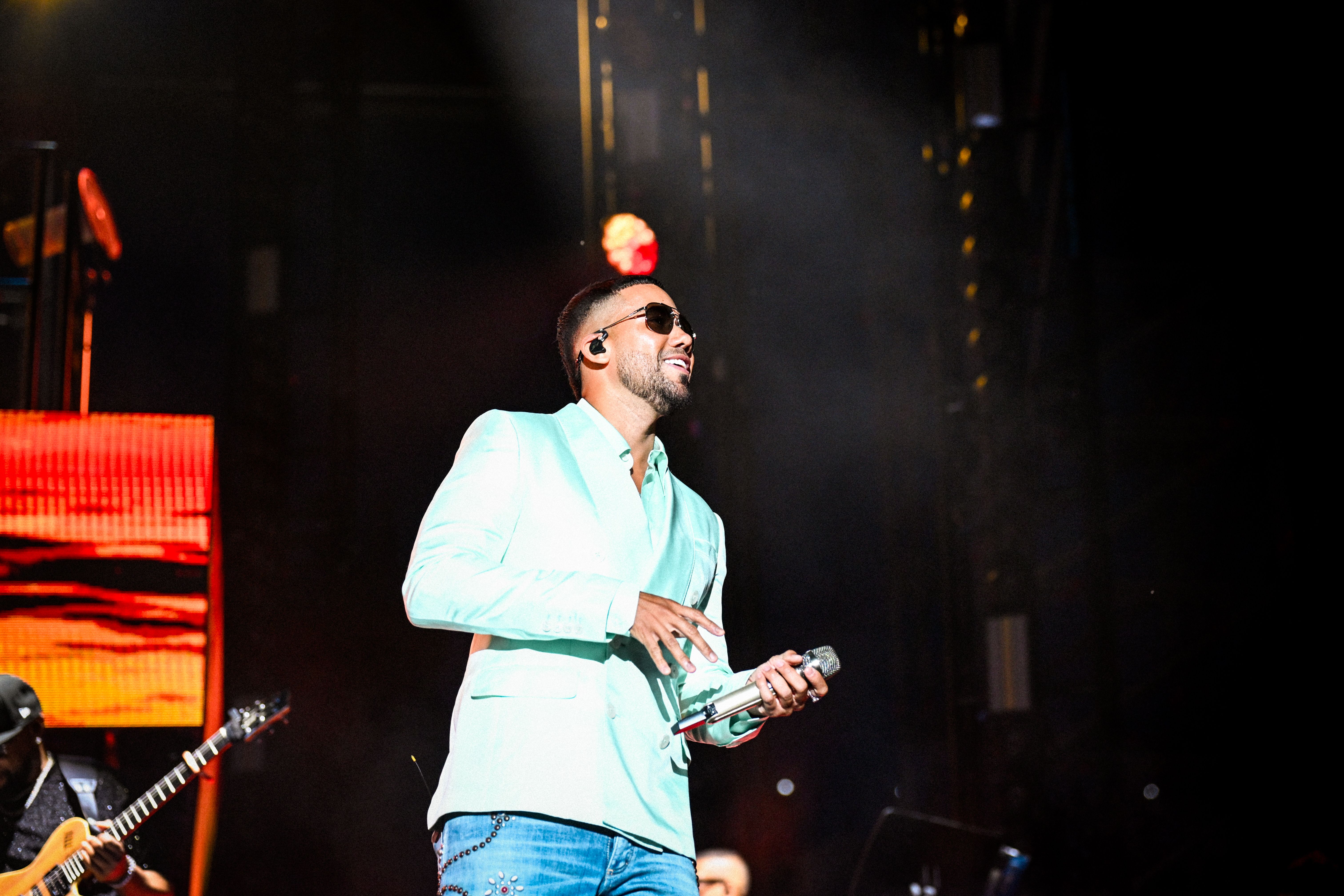 Romeo Santos cantando icónica 2026 (Sevilla)