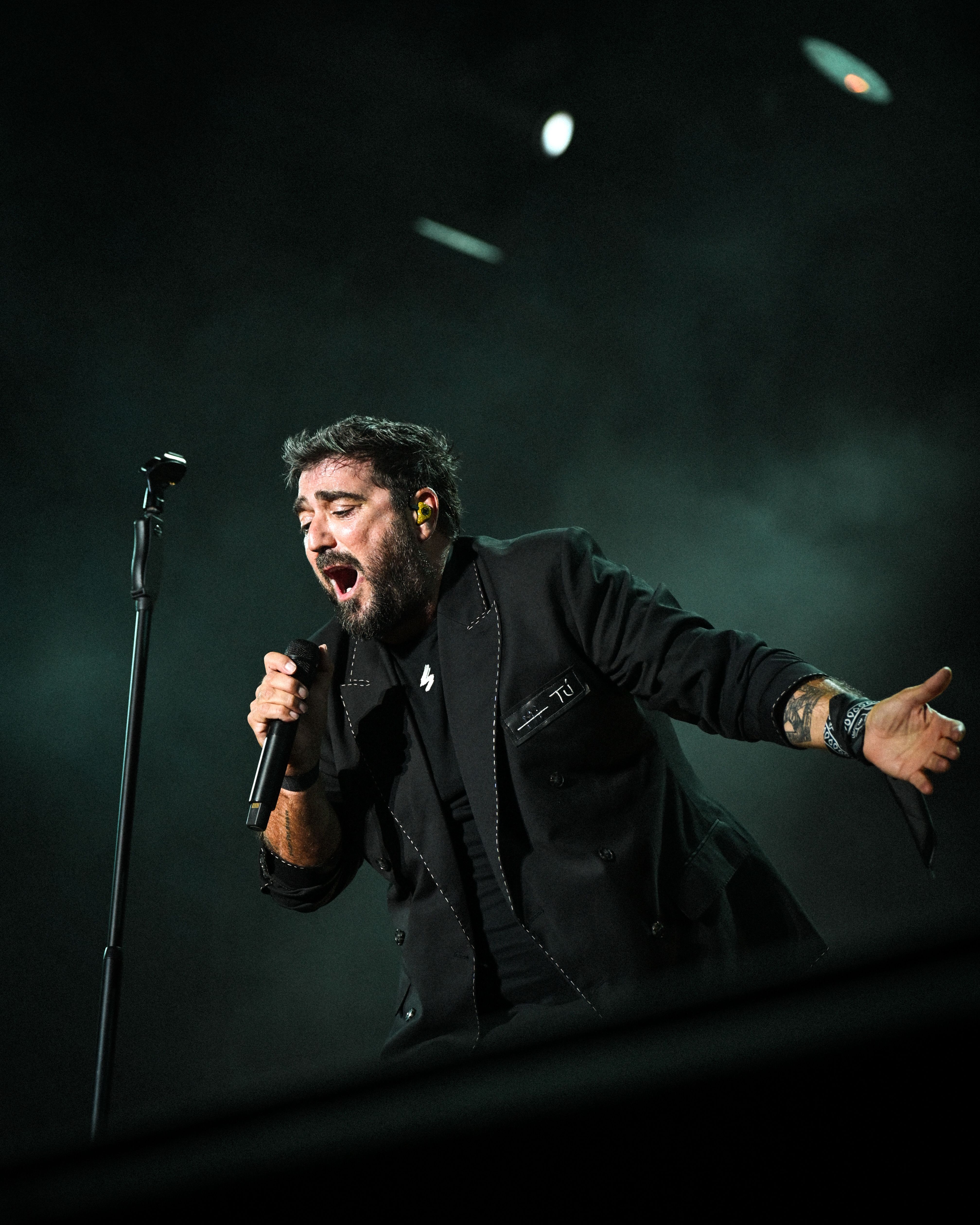 Antonio Orozco cantando en el Icónica santalucía sevilla fest