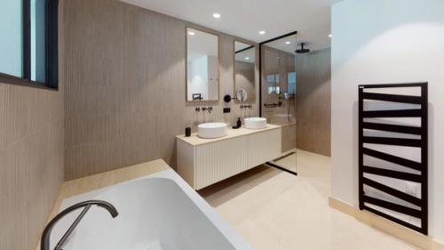 Luxury Villa on La Pointe de l’Ay in St Tropez, FranceChambre_Master_1_SDB