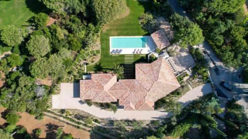 
Luxury-Villa-on-La-Pointe-de-lAy-in-St-Tropez-France__3