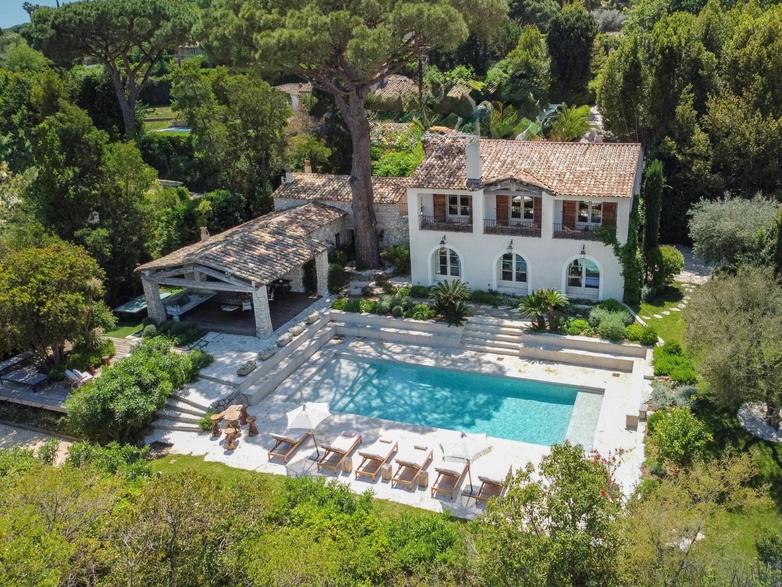 Relaxed Bohemian Villa Set among Mature Gardens, near Saint-Tropez Village, France