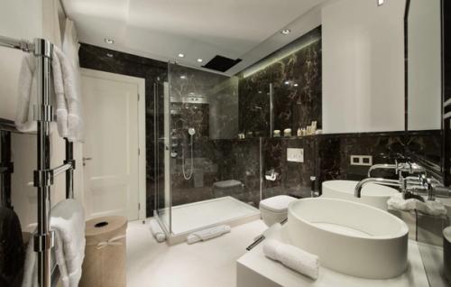 waterfront villa Cap Ferrat bathroom