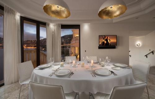 waterfront villa Cap Ferrat dining