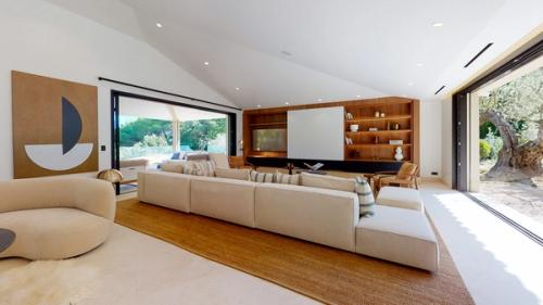 Luxury Villa on La Pointe de l’Ay in St Tropez, France Salon__5_