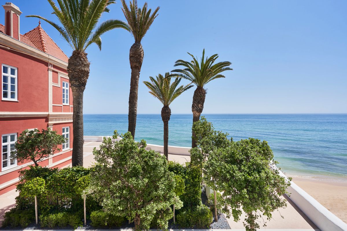 Belle Époque Style Villa with Direct Beach Access in Armação de Pêra, Portugal