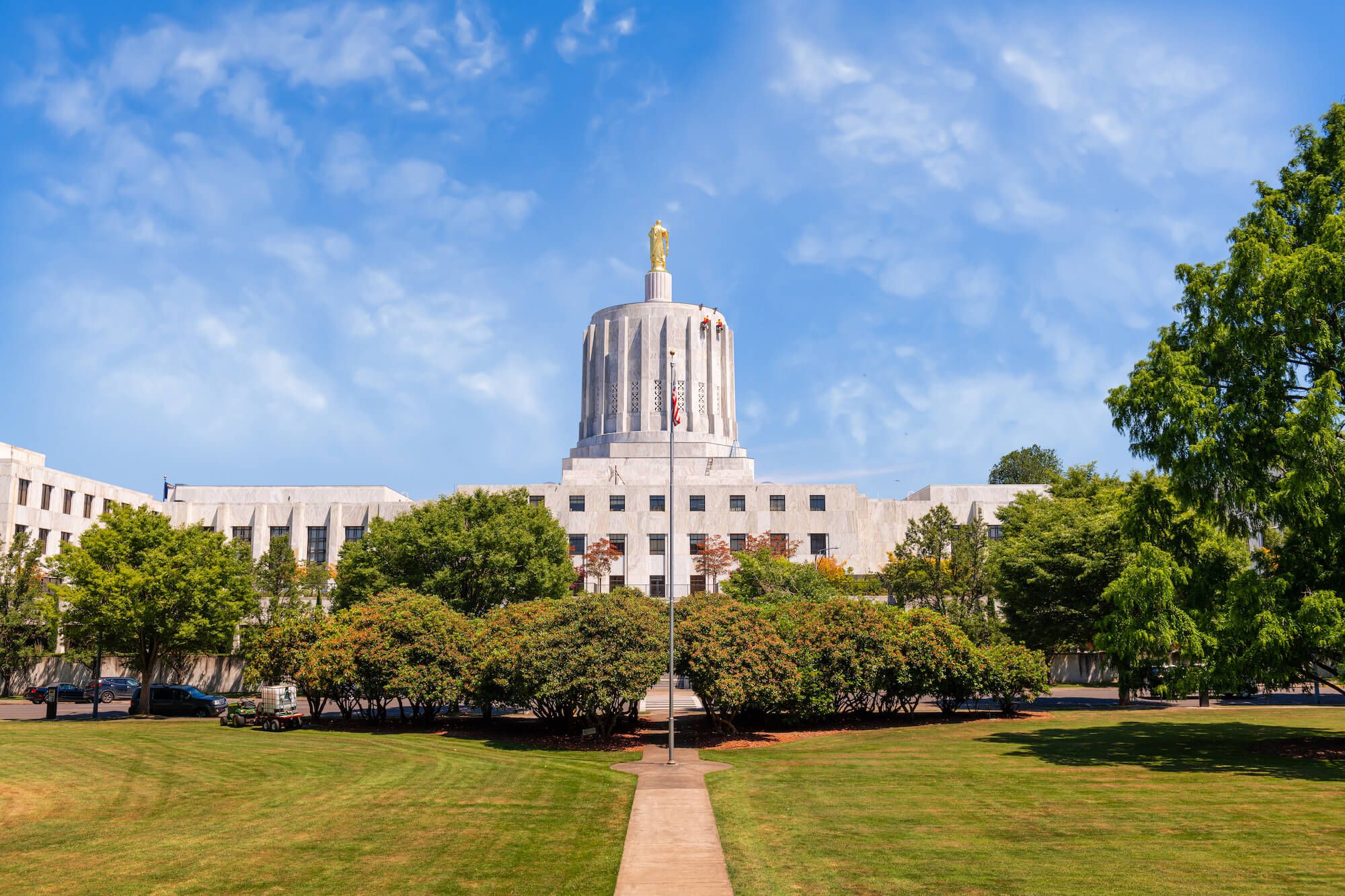State capitol building from the front lawn