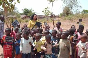 Catherine Parisel entourée d’enfants, en 2009.