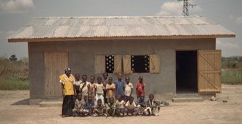 Les élèves devant le deuxième bâtiment de l’école de Bangui.