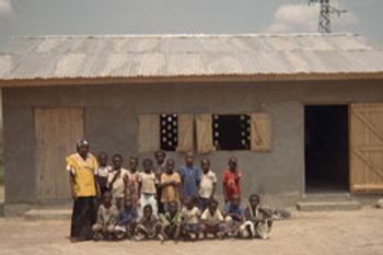 Les élèves devant le deuxième bâtiment de l’école de Bangui.