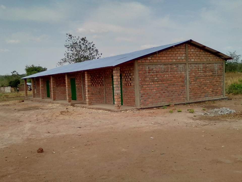 Le nouveau bâtiment de trois salles de classe, terminé.