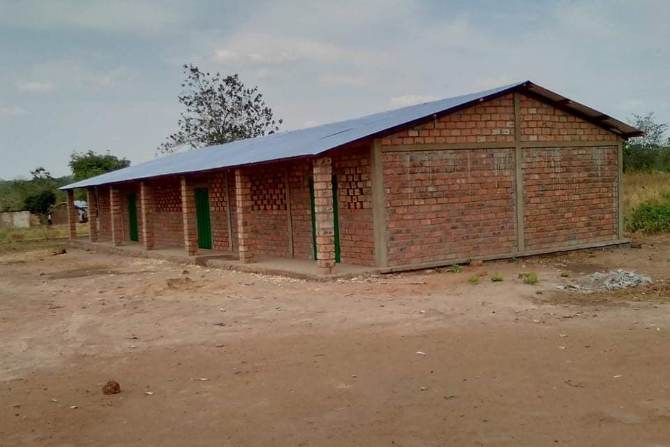Le nouveau bâtiment de trois salles de classe, terminé.