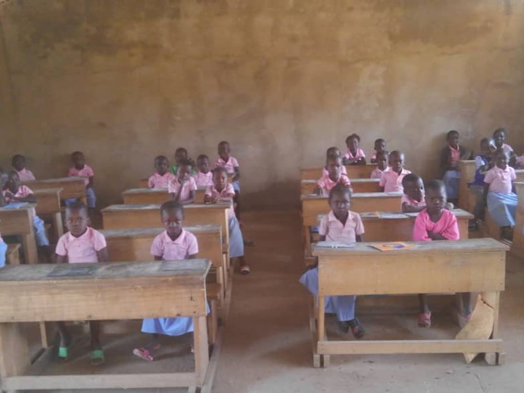 Une salle de classe de l’école Parisel, les élèves en uniforme rose assis à leurs pupitres.