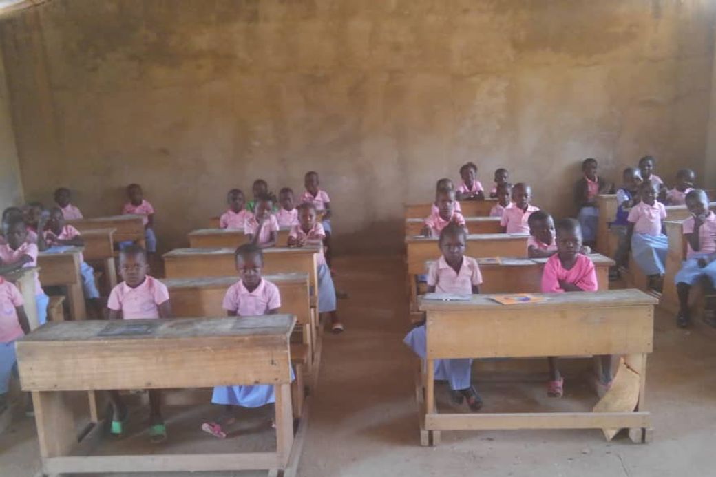 Une salle de classe de l’école Parisel, les élèves en uniforme rose assis à leurs pupitres.